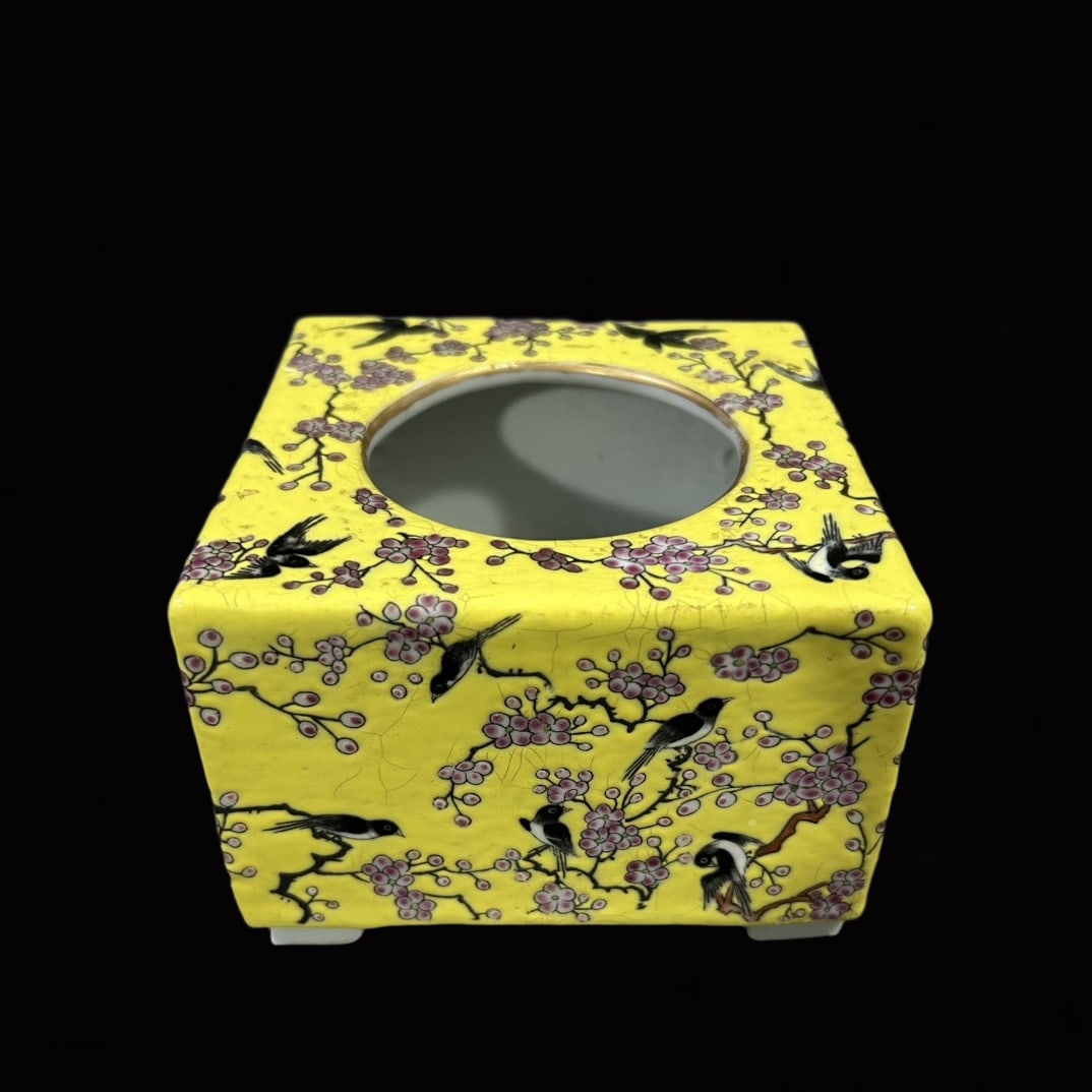 An Exquisite Famille-Rose Flower and Bird Pattern Brush Washer: An Exquisite Famille-Rose Flower and Bird Pattern Brush Washer,Qing Dynasty,China,Tongzhi Four-character Mark,Size:3.1inx4.5in