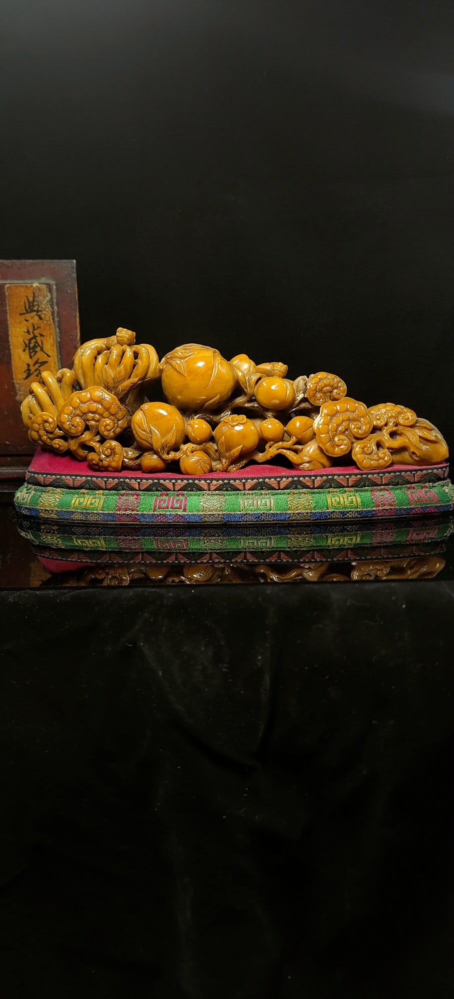 An Exquisite Tianhuang Stone Peach Ornament: An Exquisite Tianhuang Stone Peach Ornament,Qing Dynasty,China,Size:4.3inx12.2in,Weight:1430g 田黄石桃子摆件,中国清代