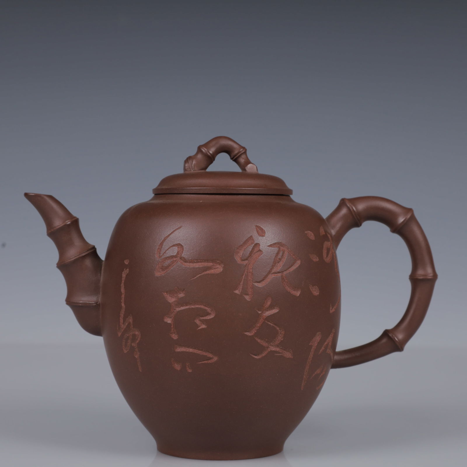 An Exquisite Purple Sands Flower and Bird Pattern Teapot: An Exquisite Purple Sands Flower and Bird Pattern Teapot,Qing Dynasty, China,With Mark,Size:7.1inx3.9inx5.1in,Weight:394g 紫砂花卉纹壶,中国清É