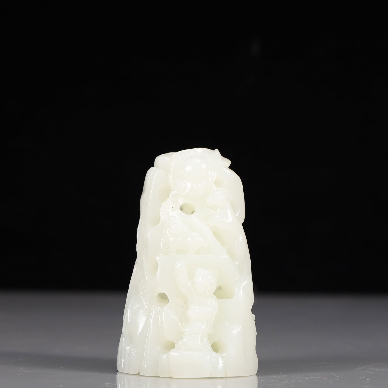 An Exquisite White Jade Deer Pattern Perfume: An Exquisite White Jade Deer Pattern Perfume, Qing Dynasty, China, Size:2.2inx2inx3.5in, Weight:308g 精美的白玉鹿纹香薰,中国清&#