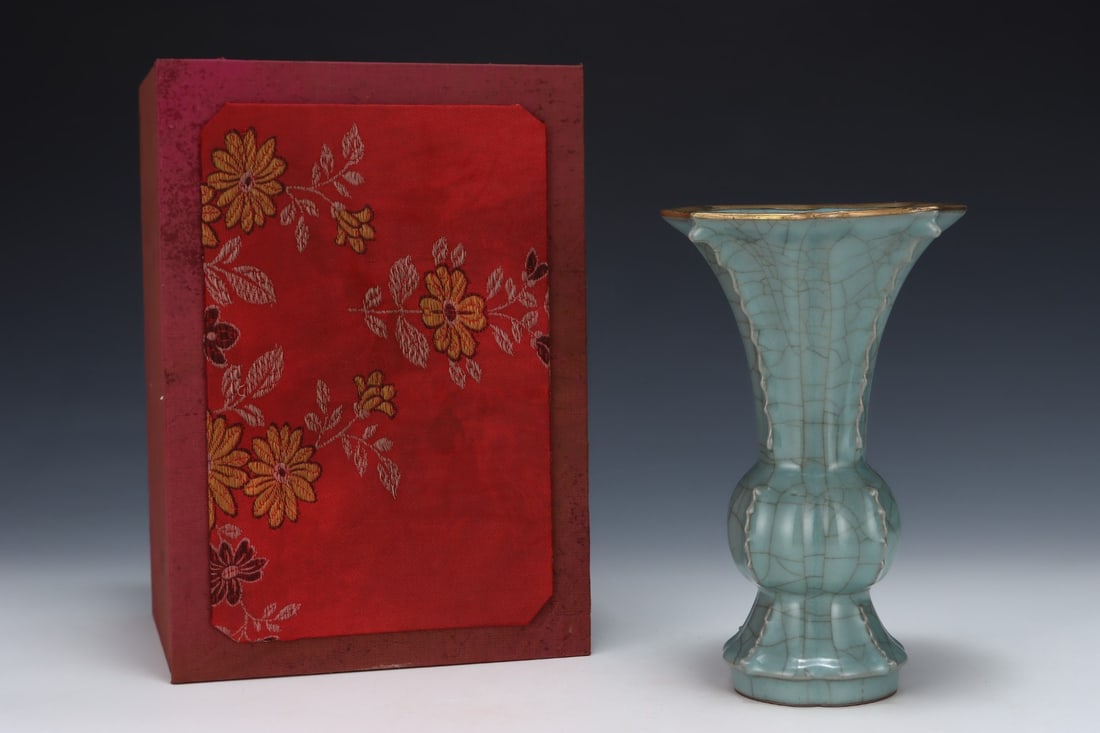 An Exquisite Guan yao Painted Gold Vase: An Exquisite Guan yao Painted Gold Vase,Song Dynasty,China,with Mark,Size:9inx5.5in 官窑描金瓶,中国宋代,带款