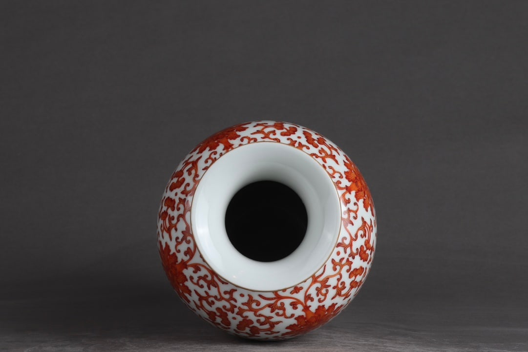 An Exquisite Iron-Red Lotus Pattern Vase - 7