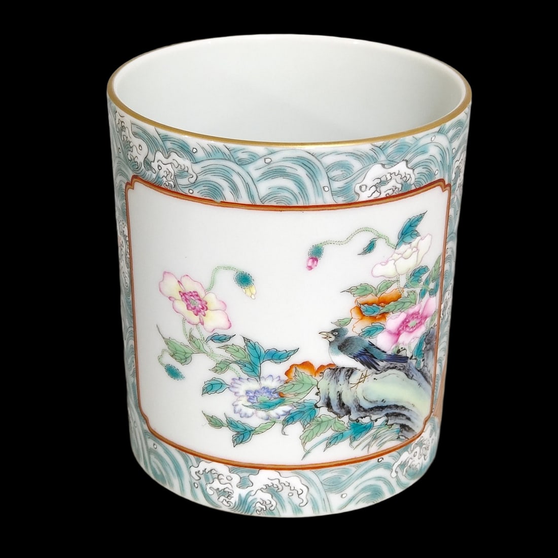 An Exquisite Famille-Rose Flower and Bird Pattern Brush Pot: An Exquisite Famille-Rose Flower and Bird Pattern Brush Pot,Qing Dynasty,China,Qianlong Six-character Mark,Size:3.6inx3.3in 粉彩花鸟纹笔筒,中国