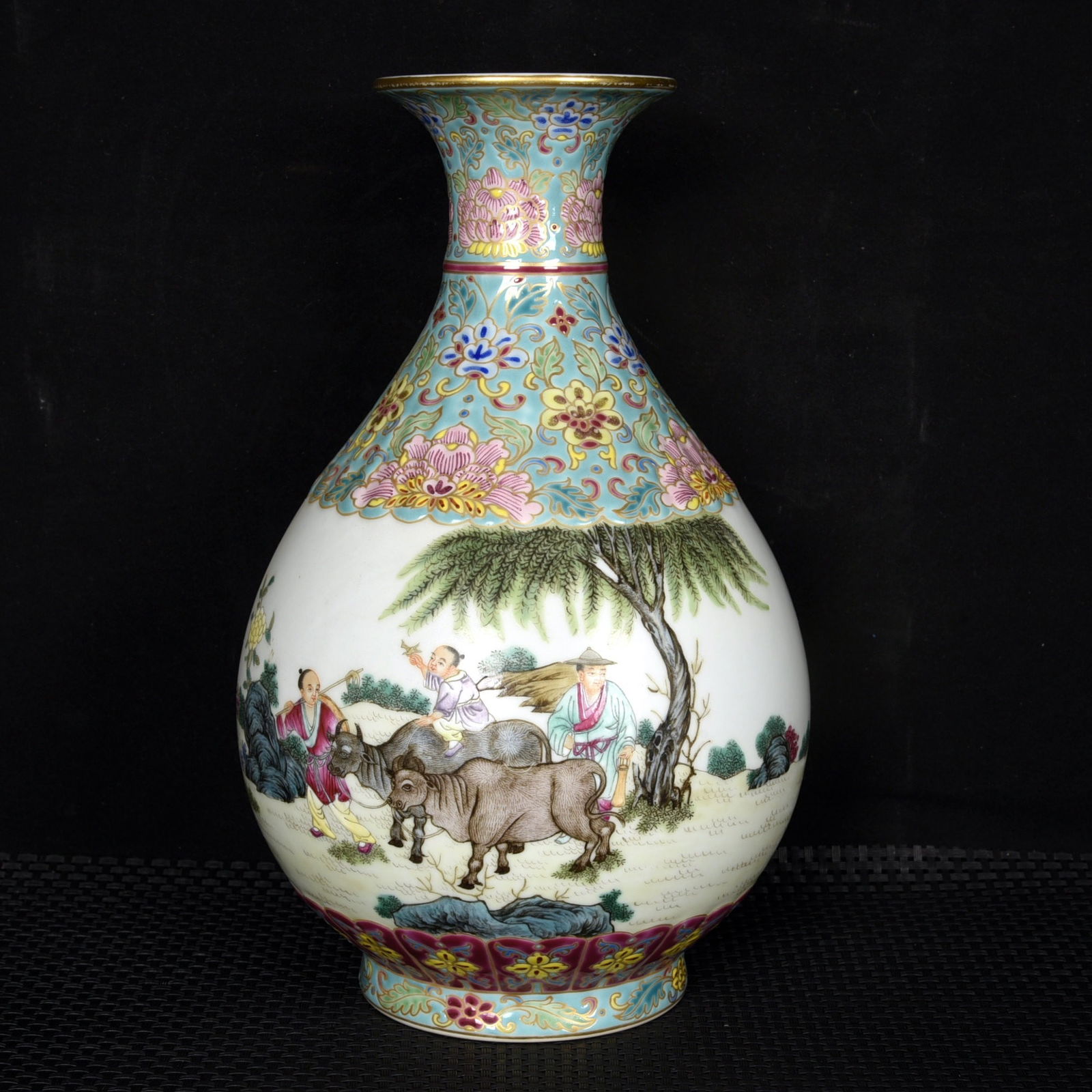 An Exquisite Enamel Character and Story Pattern Vase,with poem: An Exquisite Enamel Character and Story Pattern Vase,with poem,Qing Dynasty,China,Qianlong Six-character Mark,Size:10inx6.3in 