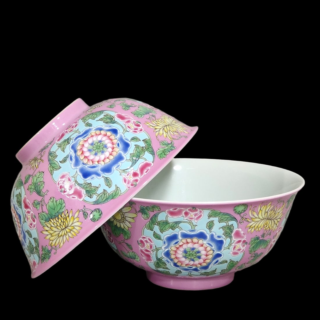 A Pair of Exquisite Enamel Flower Pattern Bowls: A Pair of Exquisite Enamel Flower Pattern Bowls,Qing Dynasty,China,Kangxi Four-character Mark,Size:2.8inx6in 一对珐琅彩花卉纹碗,中国&#