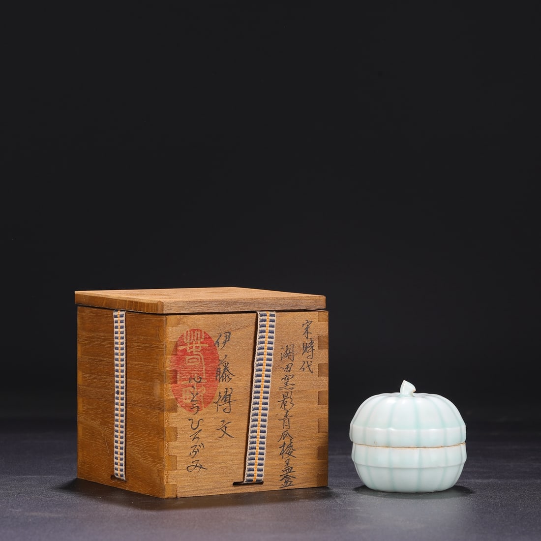 An Exquisite Hutian yao Box with Cover: An Exquisite Hutian yao Box with Cover,Song Dynasty,China,Size:2.8inx2.4in 湖田窑盖盒,中国宋代