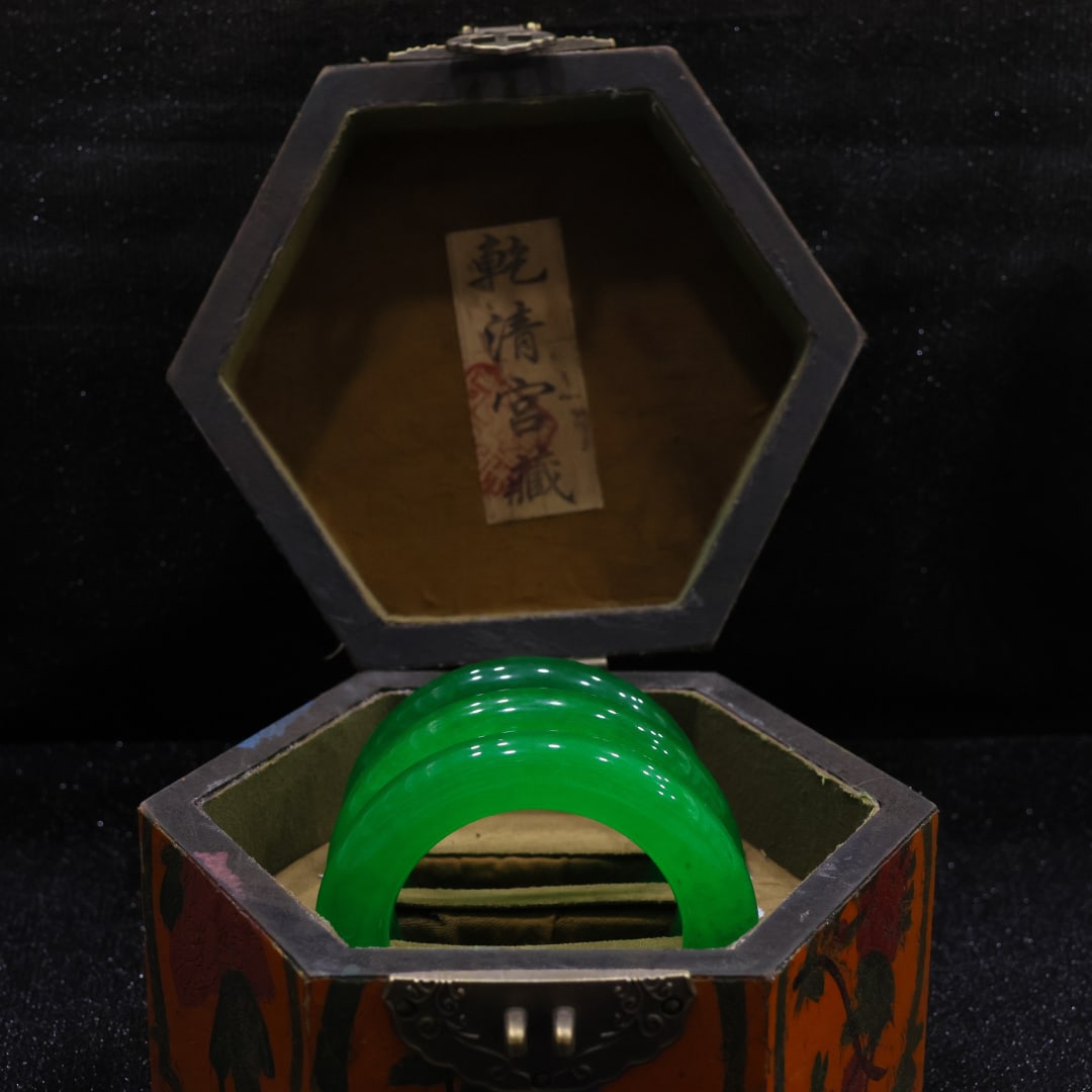 A Set of Fine Bracelets: A Set of Fine Bracelets 一套精美的手镯