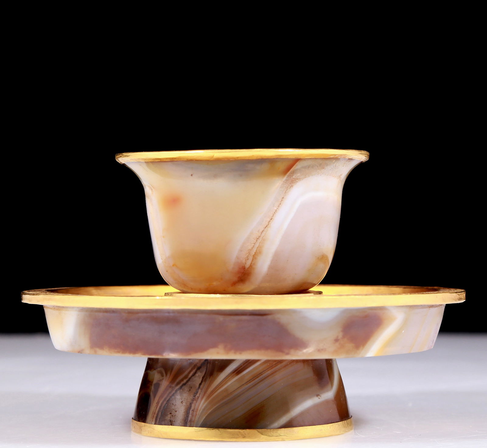 An exquisite agate gold-covered cup with an agate gold-covered coaster: An exquisite agate gold-covered cup with an agate gold-covered holder, Qing Dynasty, China, Size: 5.1inx3.1in, weight: 260g 玛瑙包金杯，配玛瑙
