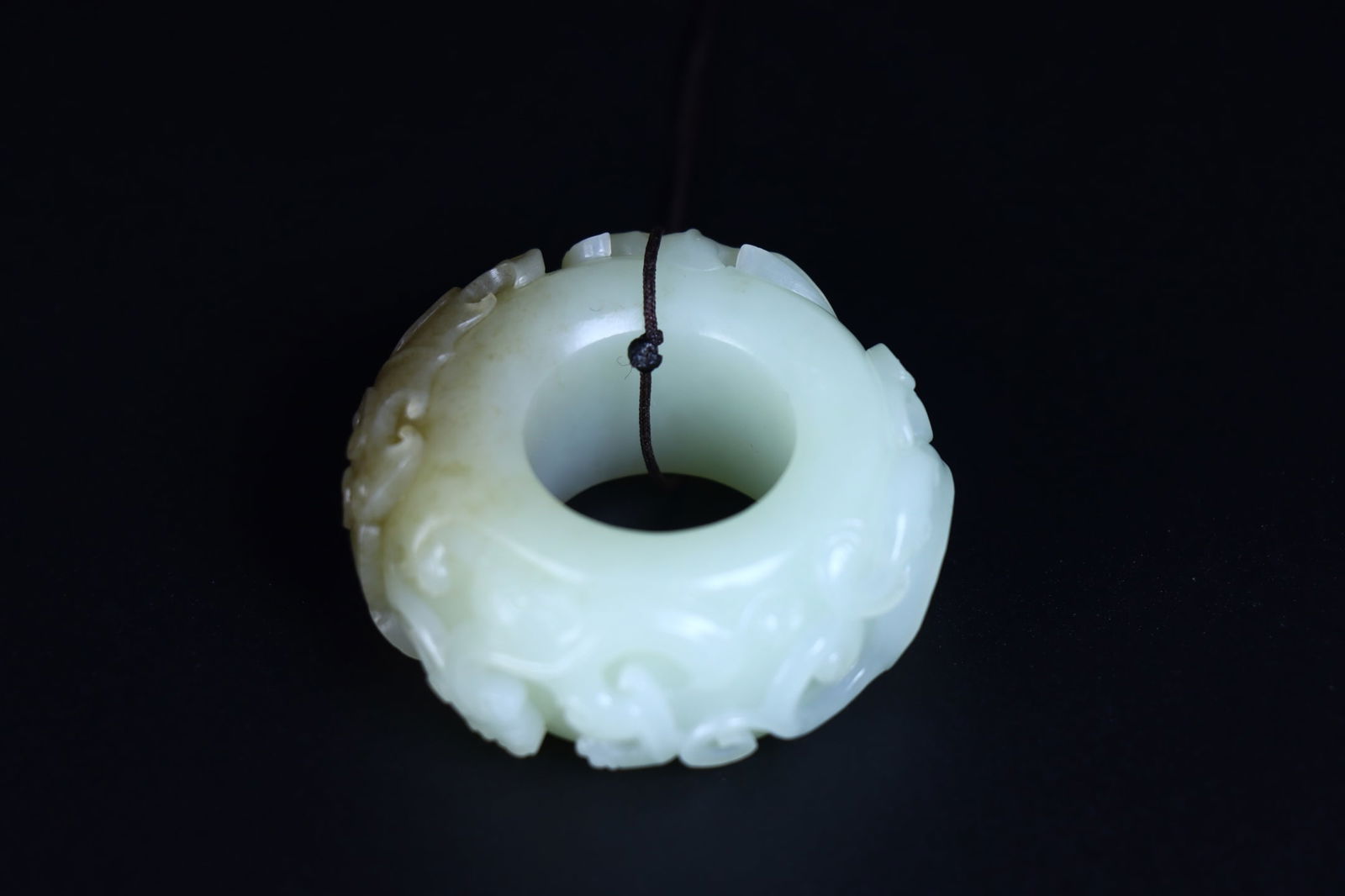 An Exquisite White Jade Dragon Pattern Thumb Ring (1 of 9)