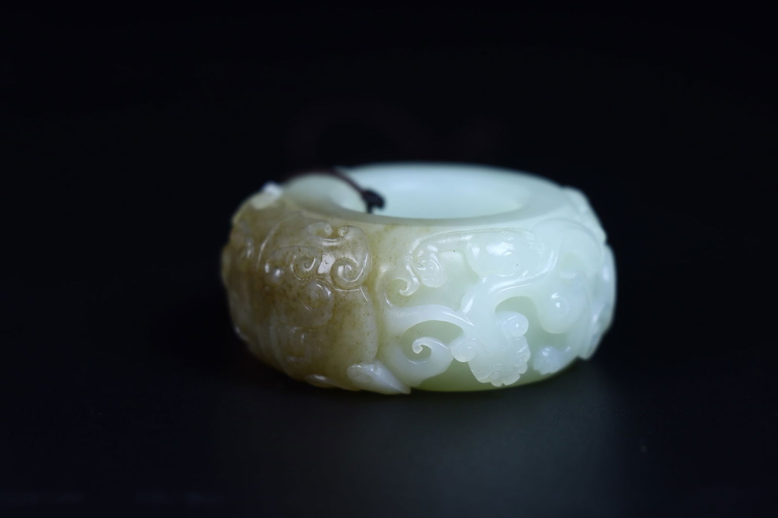 An Exquisite White Jade Dragon Pattern Thumb Ring - 9