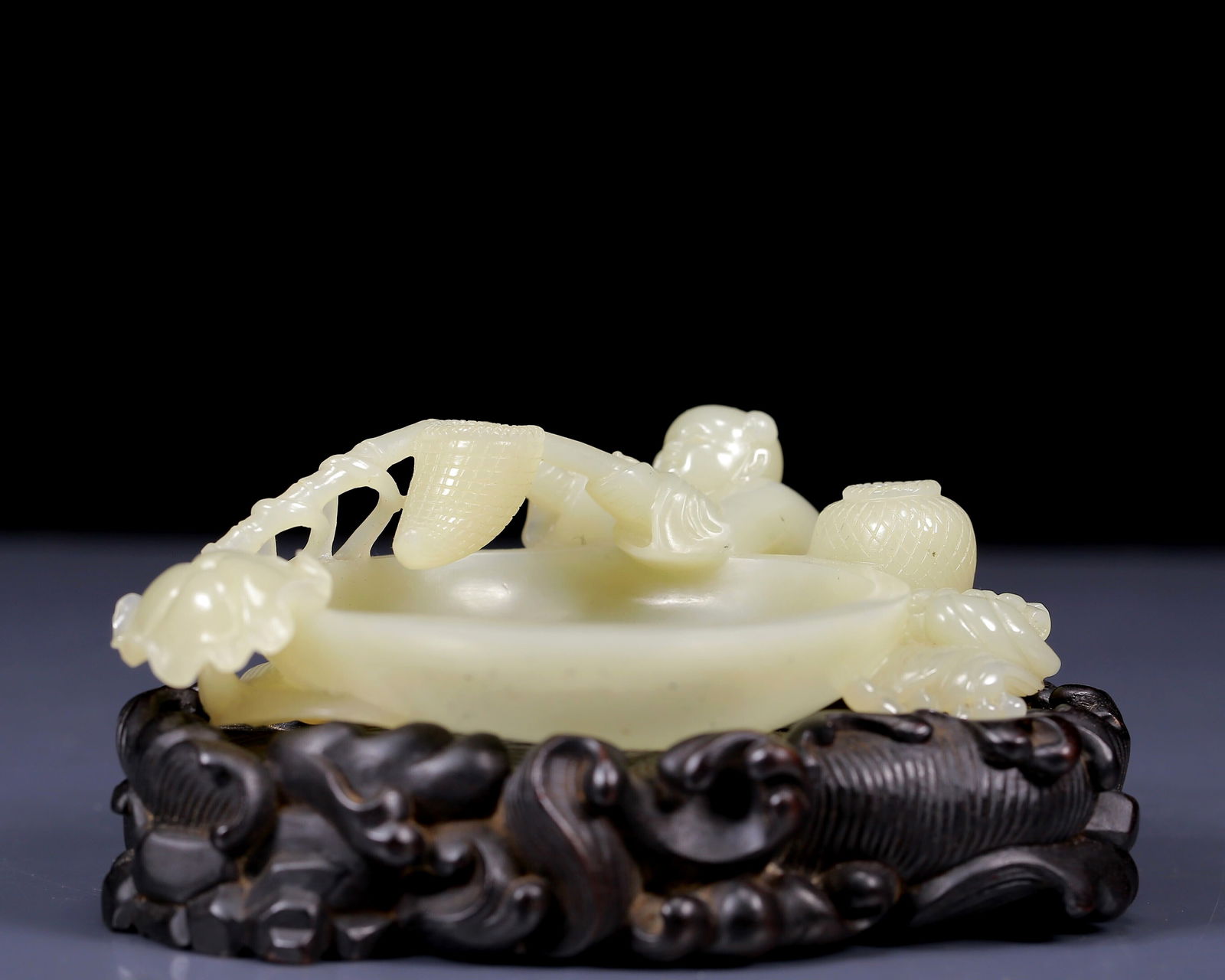 An Exquisite White Jade Figure and Fish Pattern Brush Washer: An Exquisite White Jade Figure and Fish Pattern Brush Washer,Qing Dynasty, China,Size: 5.1inx3.3inx1.6in,Weight:220g 