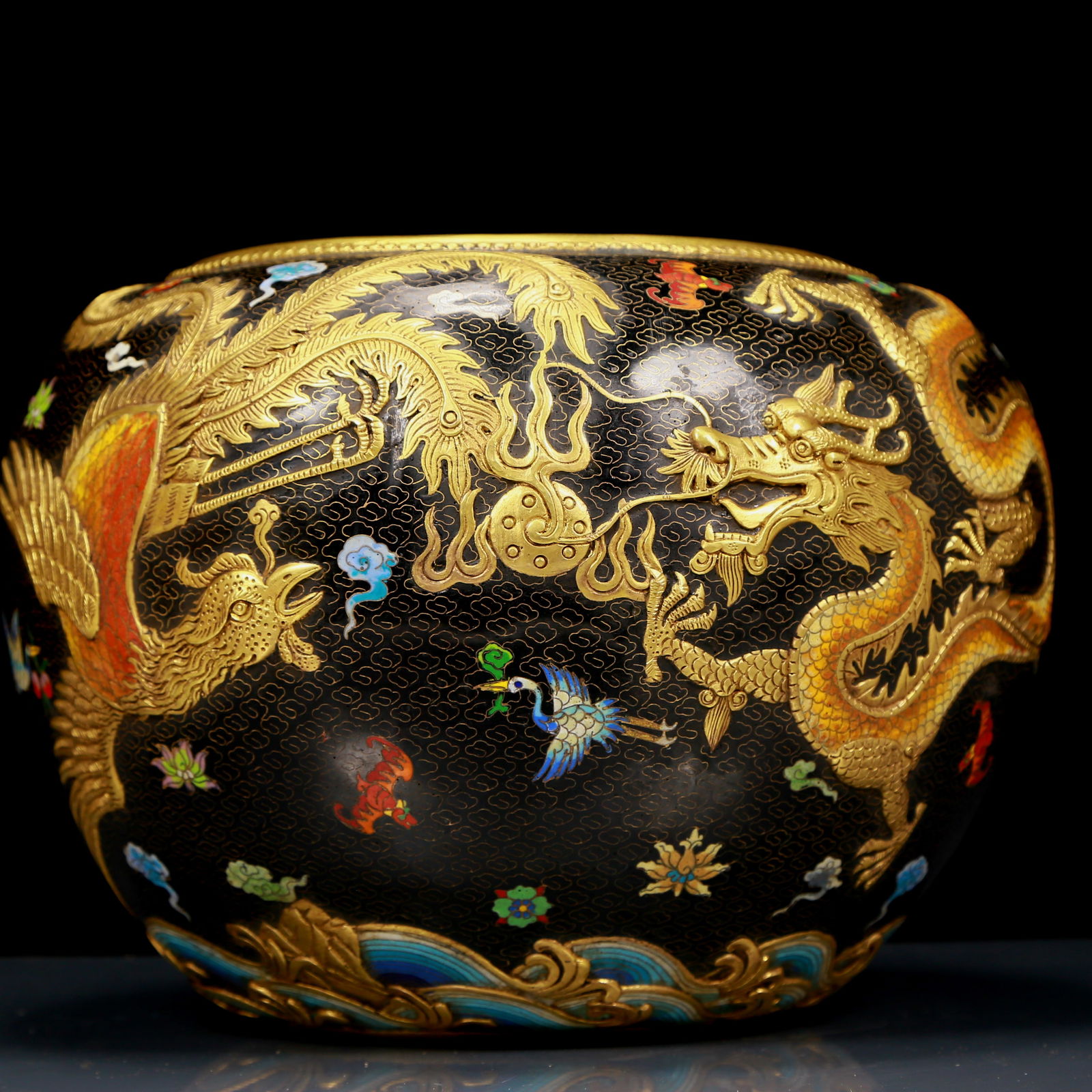 An Exquisite Cloisonne Auspicious Cloud and Dragon Pattern Brush Pot: An Exquisite Cloisonne Auspicious Cloud and Dragon Pattern Brush Pot, Qianlong Four-Character Mark, Qing Dynasty, China, Size:13inx10.2in ; Weight:12.82KG 景泰蓝祥云Ƙ