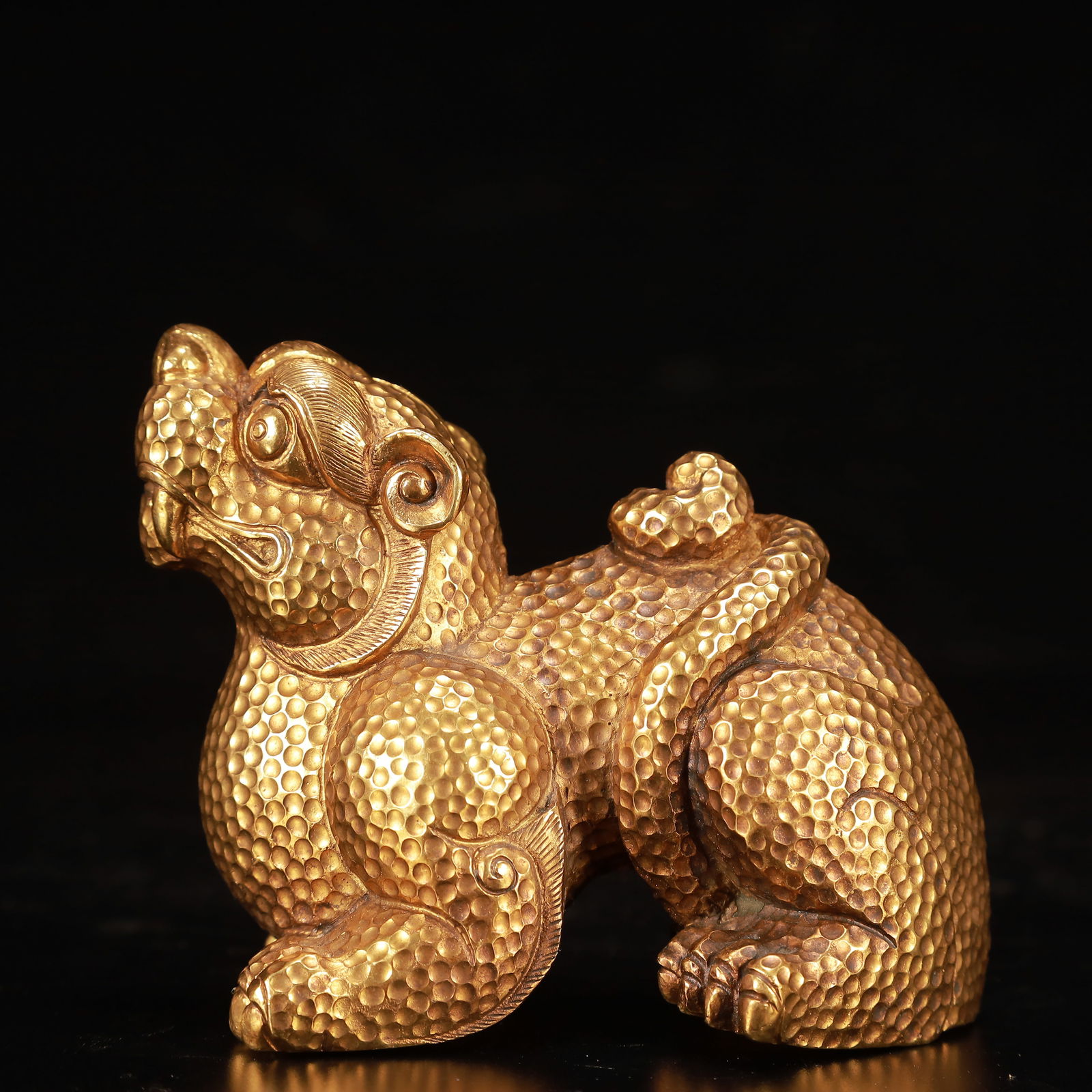 An Exquisite Gilt Bronze Auspicious Beast Ornament: An Exquisite Gilt Bronze Auspicious Beast Ornament,Qing Dynasty, China,Size:4.3inx2.8inx3.1in,Weight:1550g 铜鎏金瑞兽摆件,中国清代