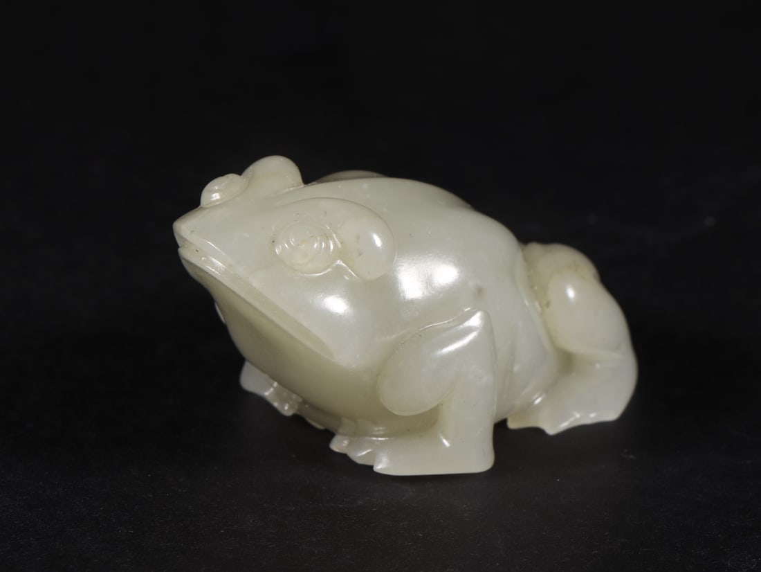 An Exquisite White Jade Frog Ornament: An Exquisite White Jade Frog Ornament,Qing Dynasty,China,Size:2.6inx1.6inx1.2in,Weight:92g 白玉青蛙摆件,中国清代