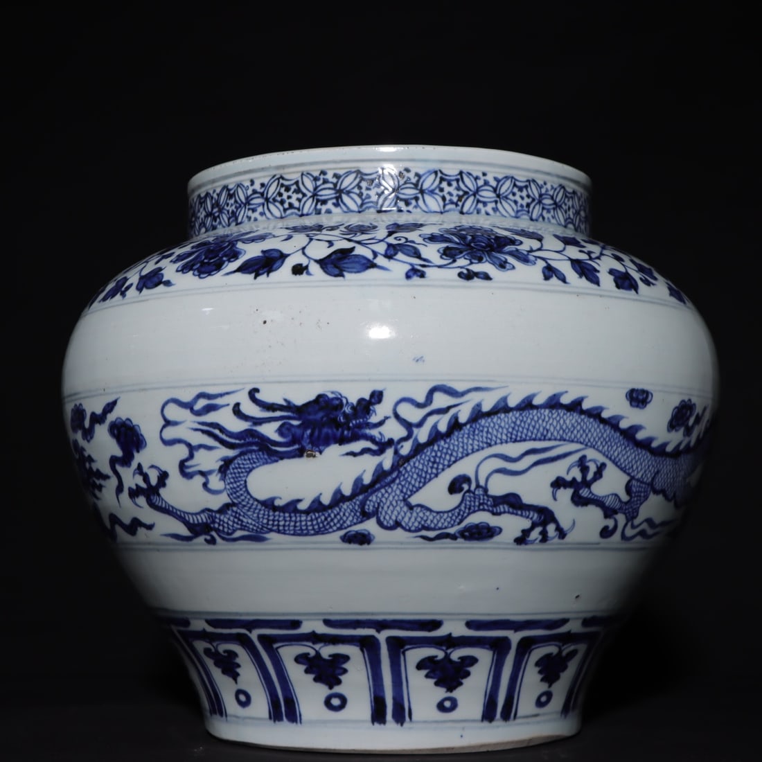 An Exquisite Blue and White Lotus and Dragon Pattern Jar: An Exquisite Blue and White Lotus and Dragon Pattern Jar,Yuan Dynasty,China,Size:11.2inx13in 青花缠枝莲龙纹罐,中国元代