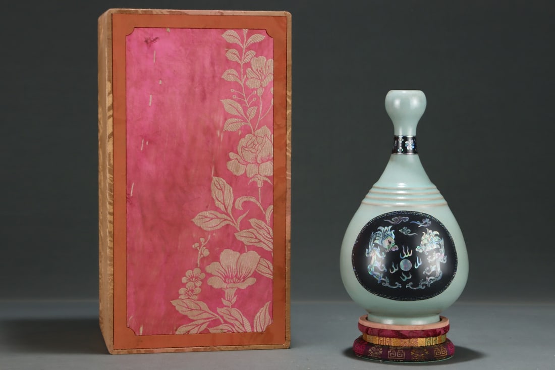 An Exquisite Ru yao Auspicious Cloud and Dragon Pattern Vase: An Exquisite Ru yao Auspicious Cloud and Dragon Pattern Vase,Size:11inx6in,Song Dynasty,China,with Mark 汝窑祥云龙纹瓶,中国宋代,४