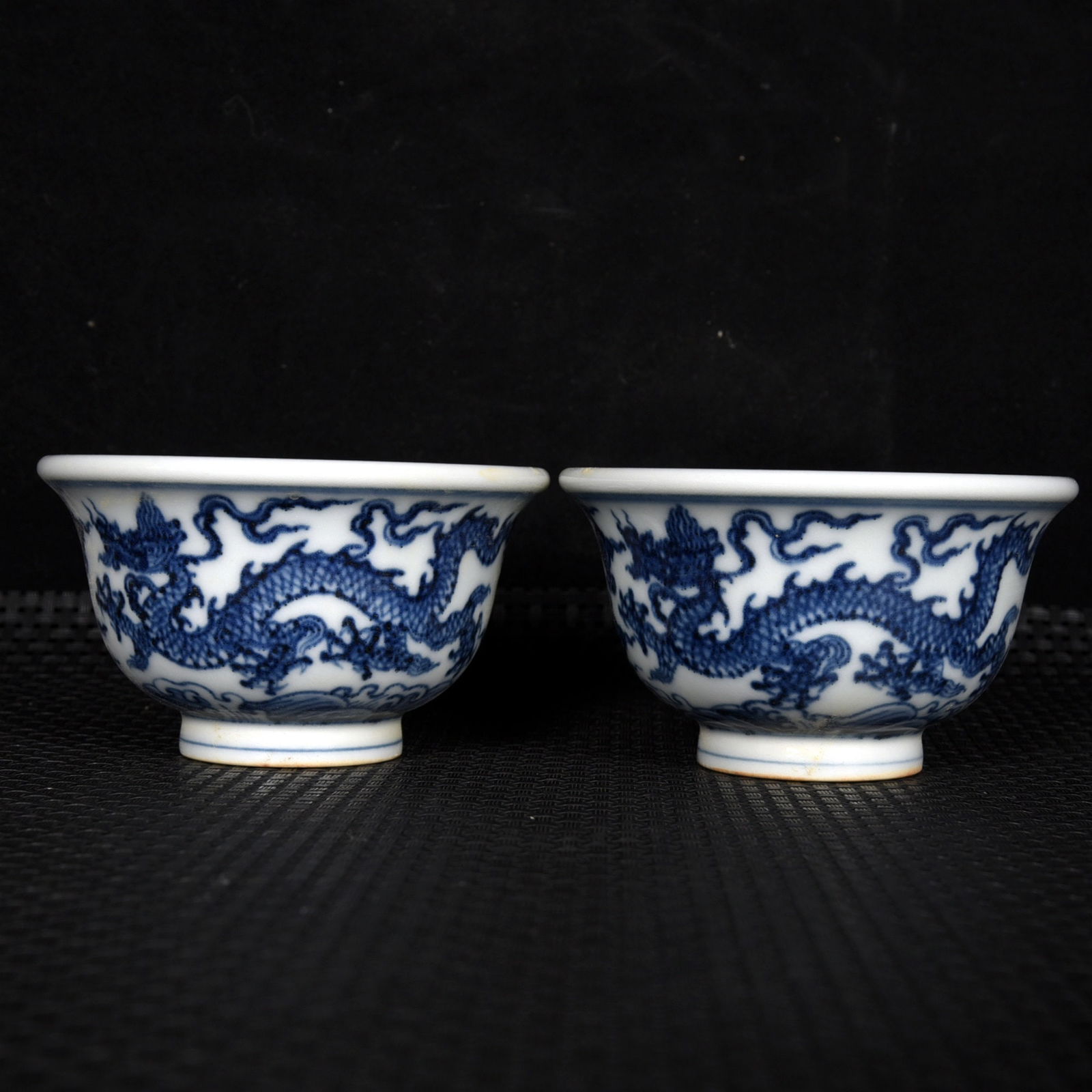 A Pair of Exquisite Blue and White Auspicious Cloud and Dragon Pattern Cups: A Pair of Exquisite Blue and White Auspicious Cloud and Dragon Pattern Cups,Ming Dynasty,China,Xuande Four-character Mark,Size:2.1inx3.7in 一对青花祥云龙ń