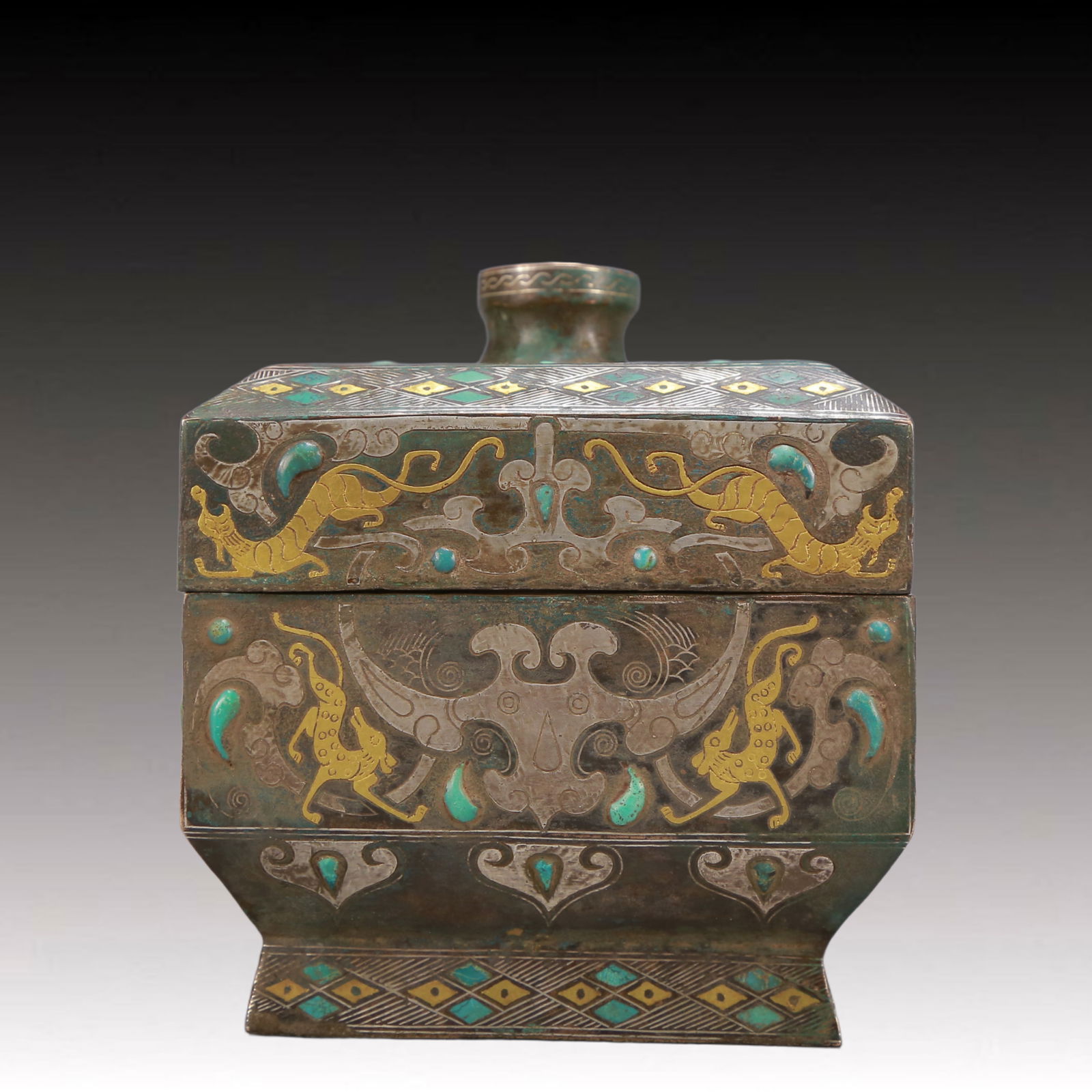 A Exquisite Gold and Silver-Inlaid Bronze Auspicious Beast Pattern Box: A Exquisite Gold and Silver-Inlaid Bronze Auspicious Beast Pattern Box Ancient Time, China ,Size:4.7inx5.5in Weight:1650g 铜错金银食盒 远古时ć