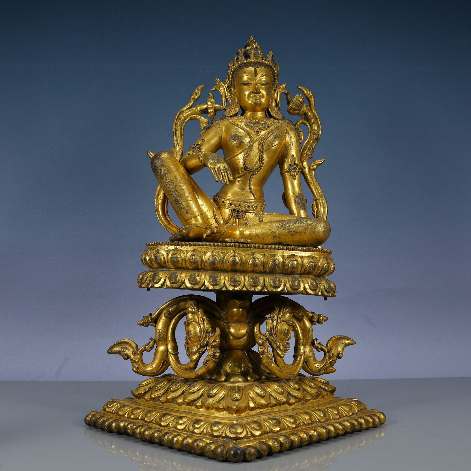 A Solemn Gilt Bronze Statue of Avalokitesvara,With Inscription: A Solemn Gilt Bronze Statue of Avalokitesvara,With Inscription,Qing Dynasty, China,Size:15.7inx15inx23.2in,Weight:18850g 铜鎏金观音像,带铭文,È