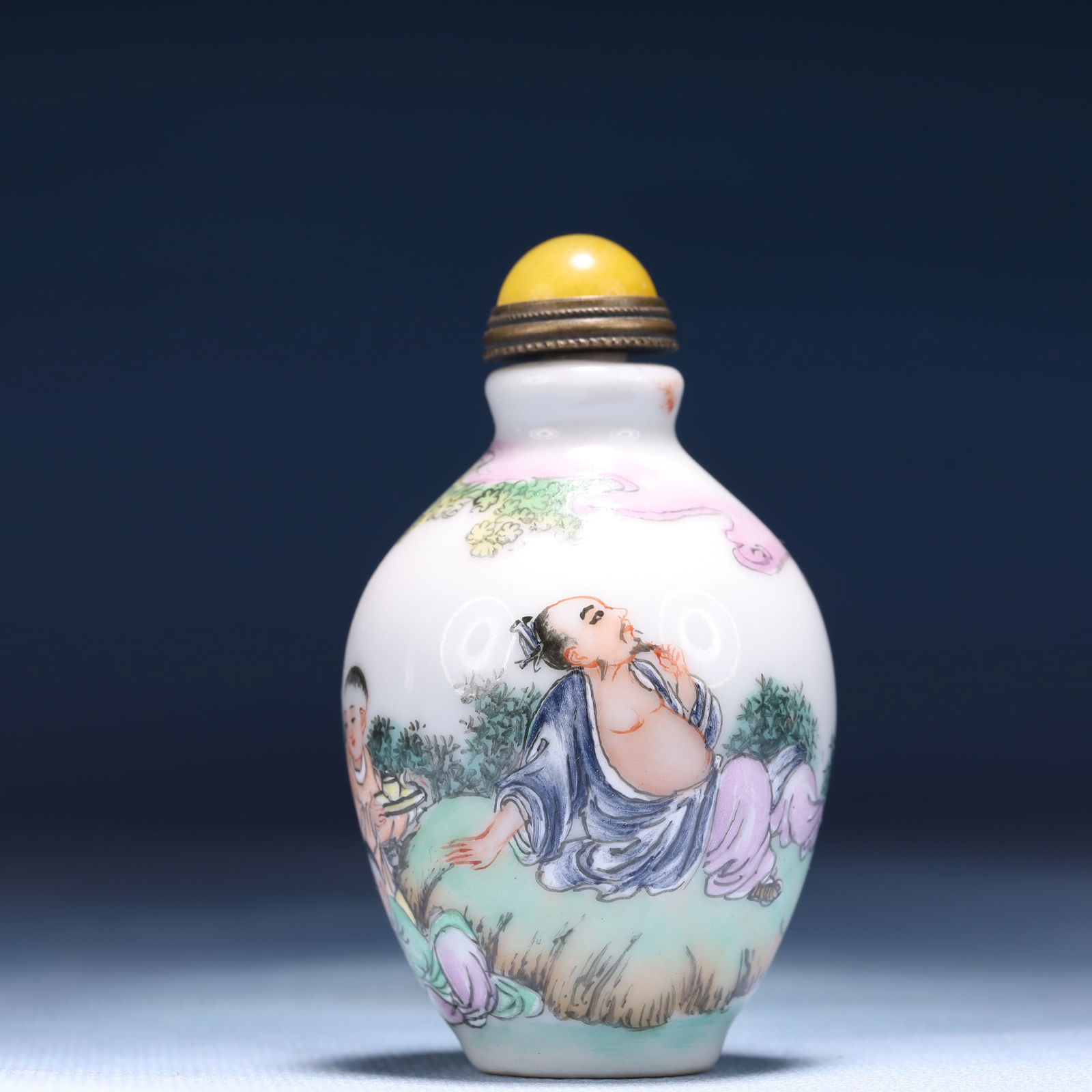 An Exquisite Famille-Rose Character and Story Pattern Snuff Bottle: An Exquisite Famille-Rose Character and Story Pattern Snuff Bottle,Qing Dynasty,China,Qianlong Four-character Mark,Size:1.6inx2.8in,Weight:60g 粉彩人物故事纹&