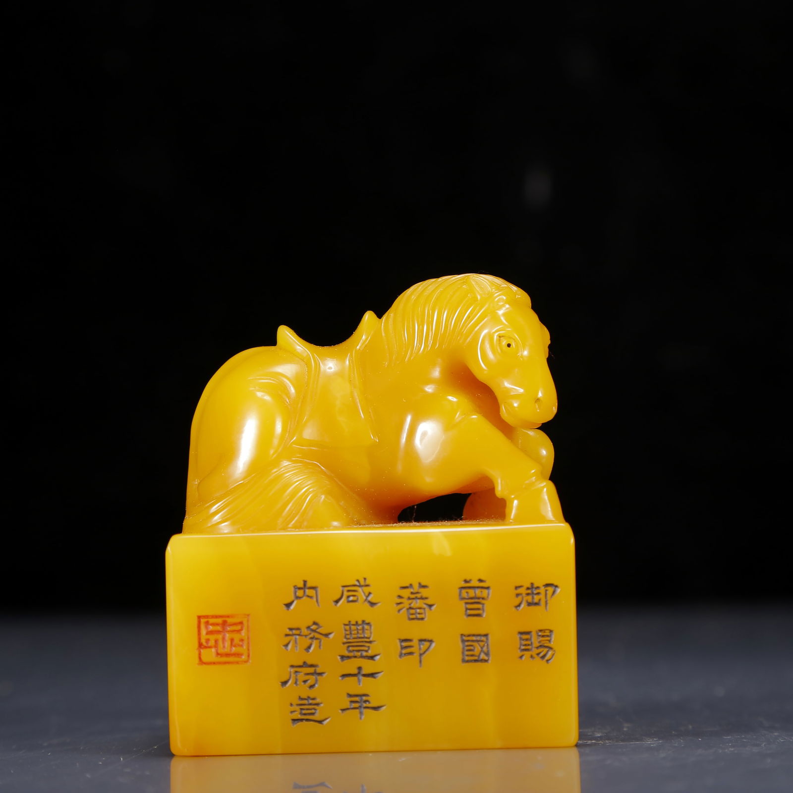 An Exquisite Tianhuang Stone Horse Pattern Seal: An Exquisite Tianhuang Stone Horse Pattern Seal,Qing Dynasty, China,Xianfeng Mark,Size:2.6inx1.8inx2.8in,Weight:290g 