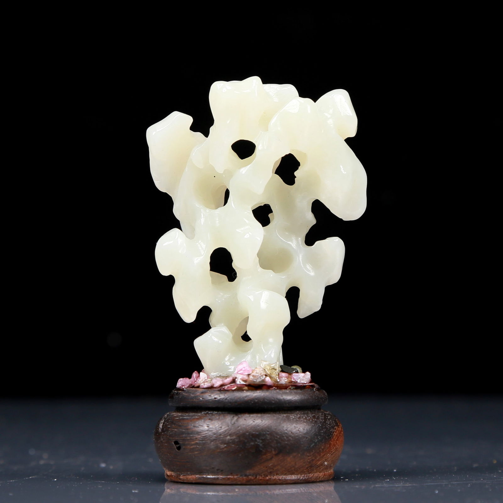 An Exquisite White Jade Ornament: An Exquisite White Jade Ornament,Qing Dynasty, China,Size:2inx3.5in,Weight:70g 白玉山子摆件，清代