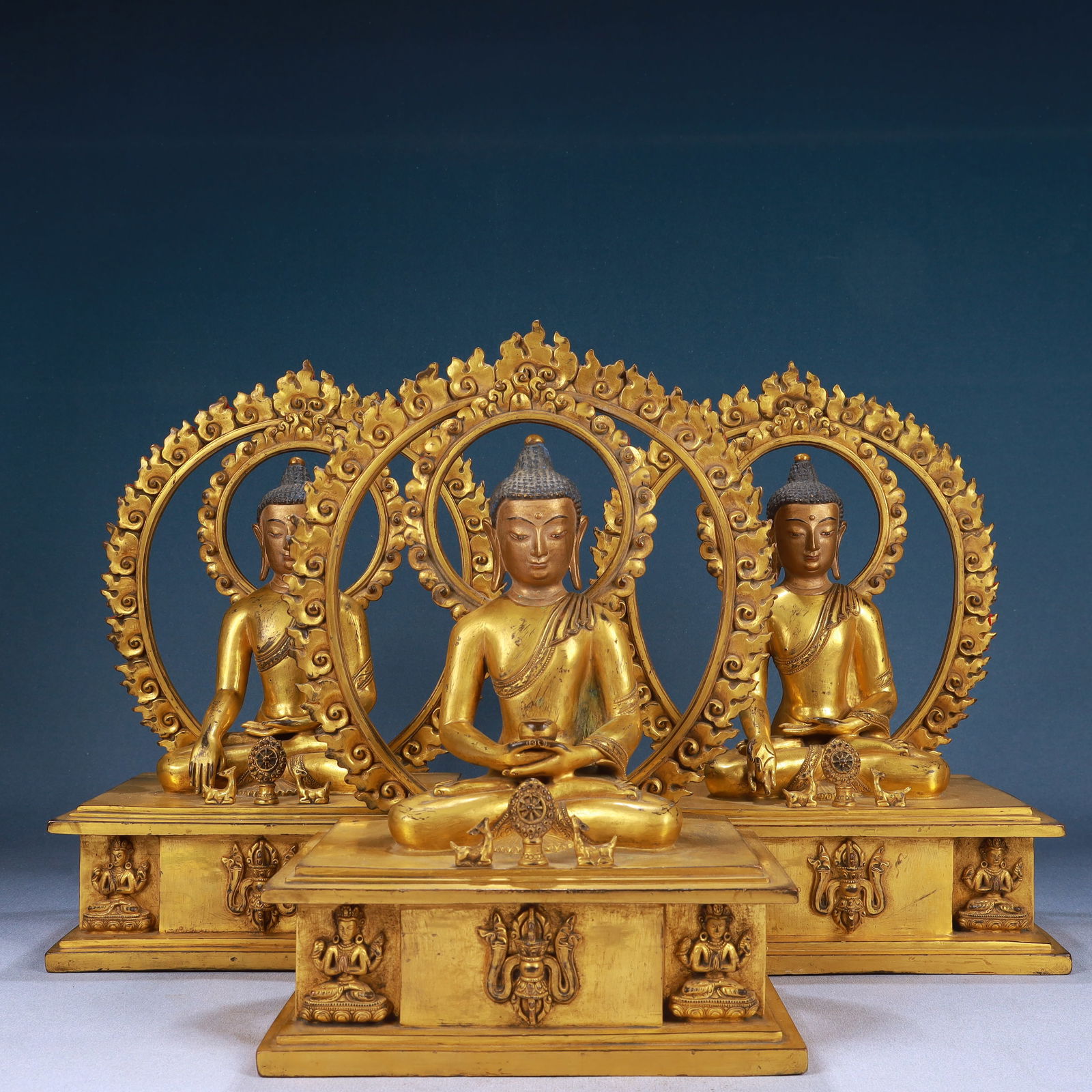 A Set of Solemn Gilt Bronze Statue of Sakyamuni: A Set of Solemn Gilt Bronze Statue of Sakyamuni,Qing Dynasty, China,Size:7.9inx9.1inx12.2in,Weight:15600g 一套铜鎏金释迦摩尼像,中Þ