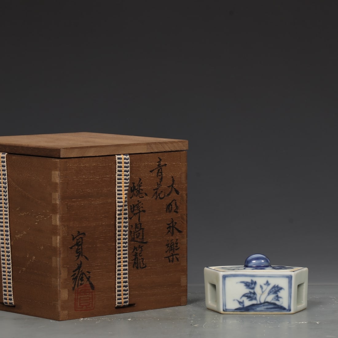 An Exquisite Blue and White Flower Pattern Ornament: An Exquisite Blue and White Flower Pattern Ornament,Ming Dynasty,China,Size:2inx3.3in 青花花卉纹摆件,中国明代