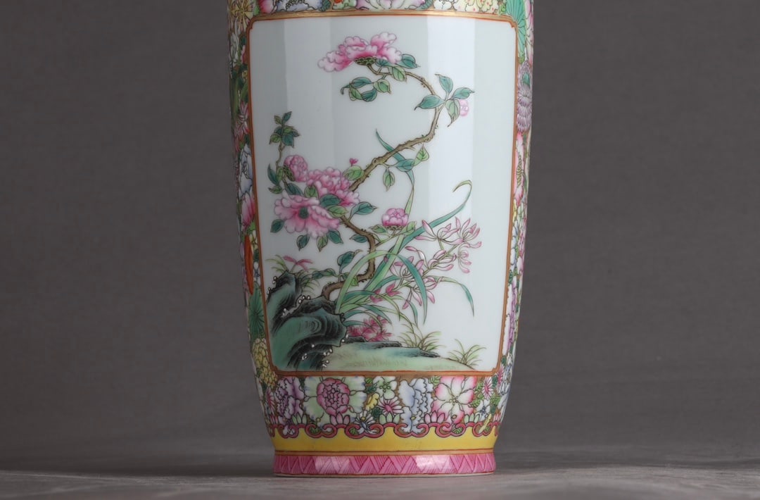 An Exquisite Enamel Flower Pattern Vase - 4