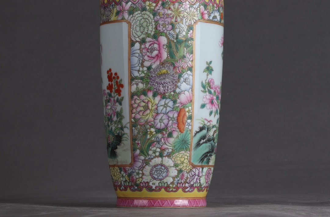 An Exquisite Enamel Flower Pattern Vase - 5