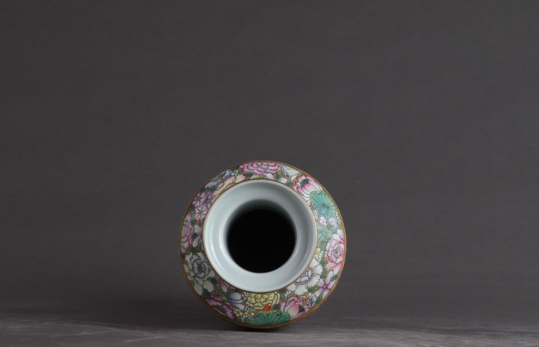 An Exquisite Enamel Flower Pattern Vase - 8
