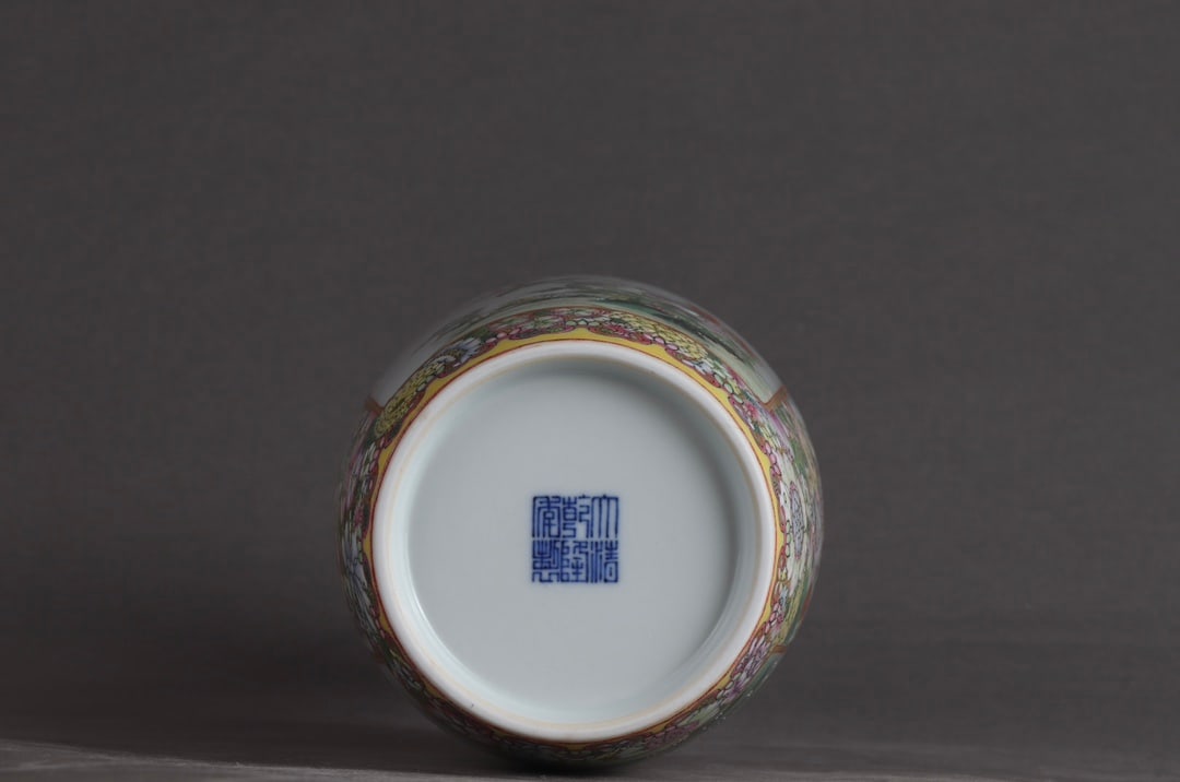 An Exquisite Enamel Flower Pattern Vase - 9