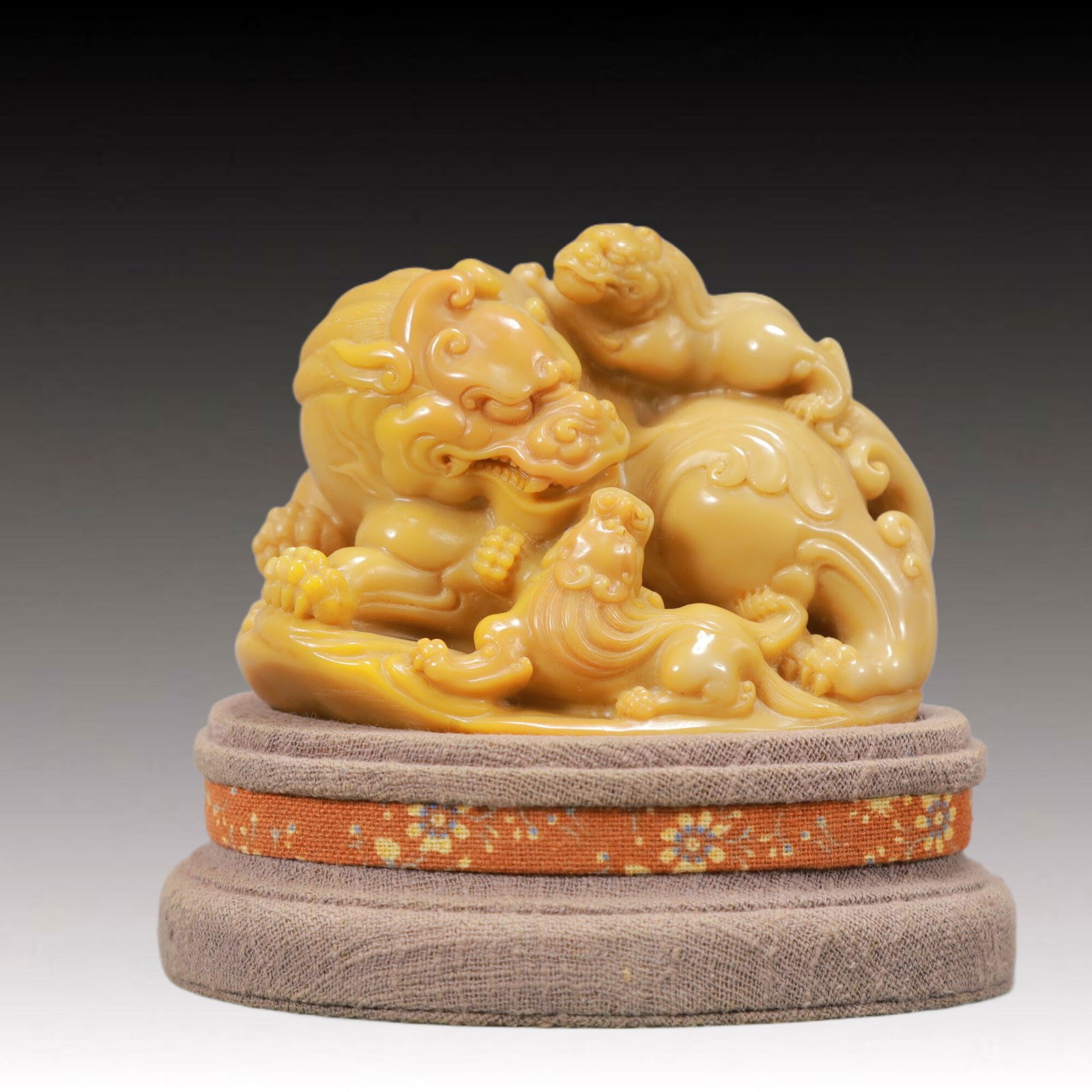 An Exquisite Shoushan Stone Lion Ornament: An Exquisite Shoushan Stone Lion Ornament,Qing Dynasty,China,Size:4inx2.8inx3.3in,Weight:650g 寿山石狮子摆件,中国清代