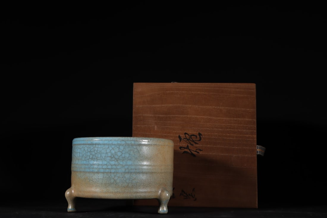 An Exquisite Ru yao Sky Blue Glazed Tripod Censer: An Exquisite Ru yao Sky Blue Glazed Tripod Censer,Song Dynasty,China,Size:3.9inx5.9in 汝窑天青釉三足香炉,中国宋代