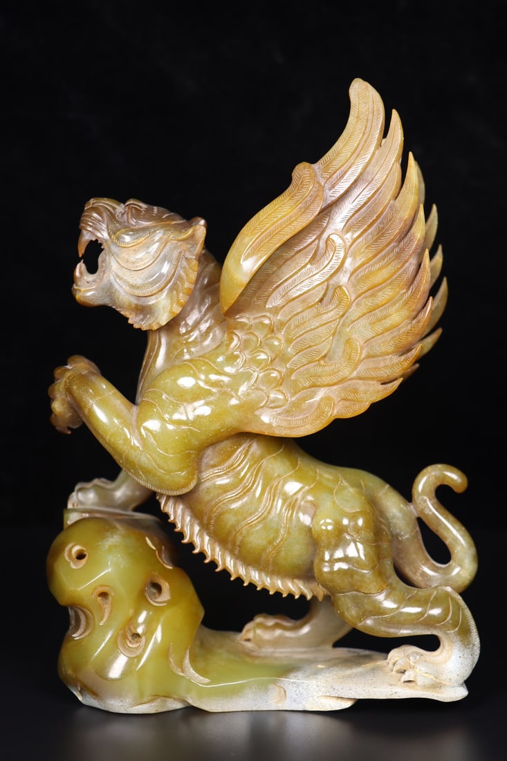 An Exquisite White Jade Tiger Ornament: An Exquisite White Jade Tiger Ornament,Qing Dynasty, China,Size:6.3inx3.1inx8.9in,Weight:1855g 白玉虎摆件,中国清代