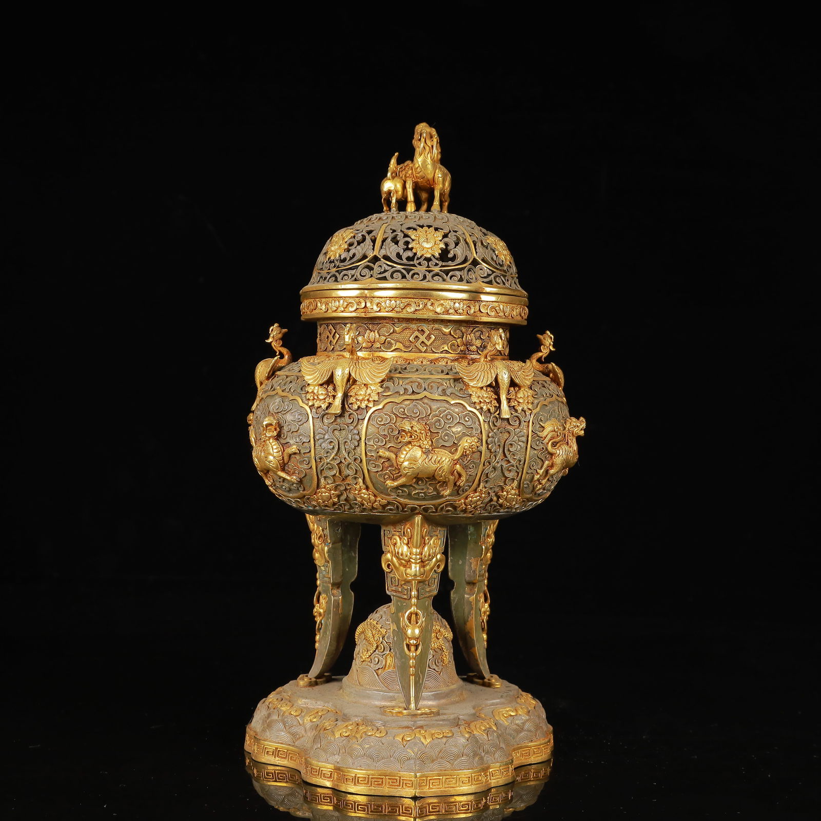 An Exquisite Gilt Silver Auspicious Beast Pattern Phoenix-Ears Censer: An Exquisite Gilt Silver Auspicious Beast Pattern Phoenix-Ears Censer,Tang Dynasty,China,Zhenguan Four-Character Mark,Size:4.7inx9.8in,Weight:1200g 