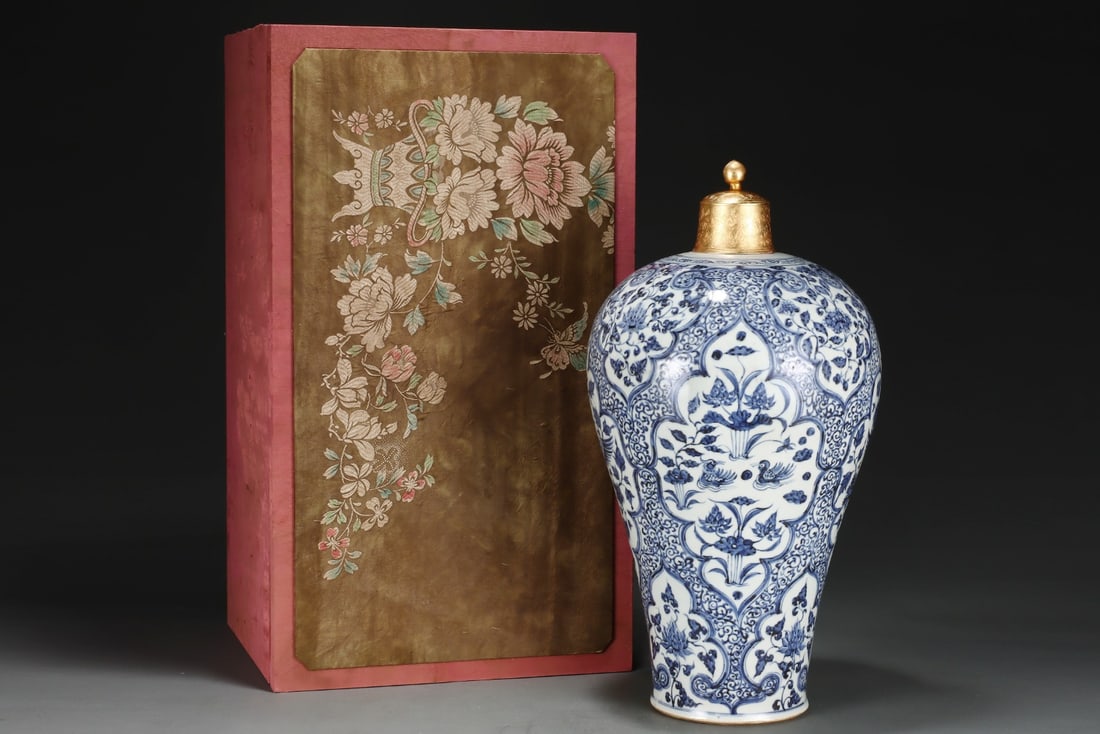 A Huge Blue and White Flower and Mandarin Duck Pattern Bottle: A Huge Blue and White Flower and Mandarin Duck Pattern Bottle,Yuan Dynasty,China,Size:19.3inx10.4in 青花花卉鸳鸯纹盖瓶,中国元