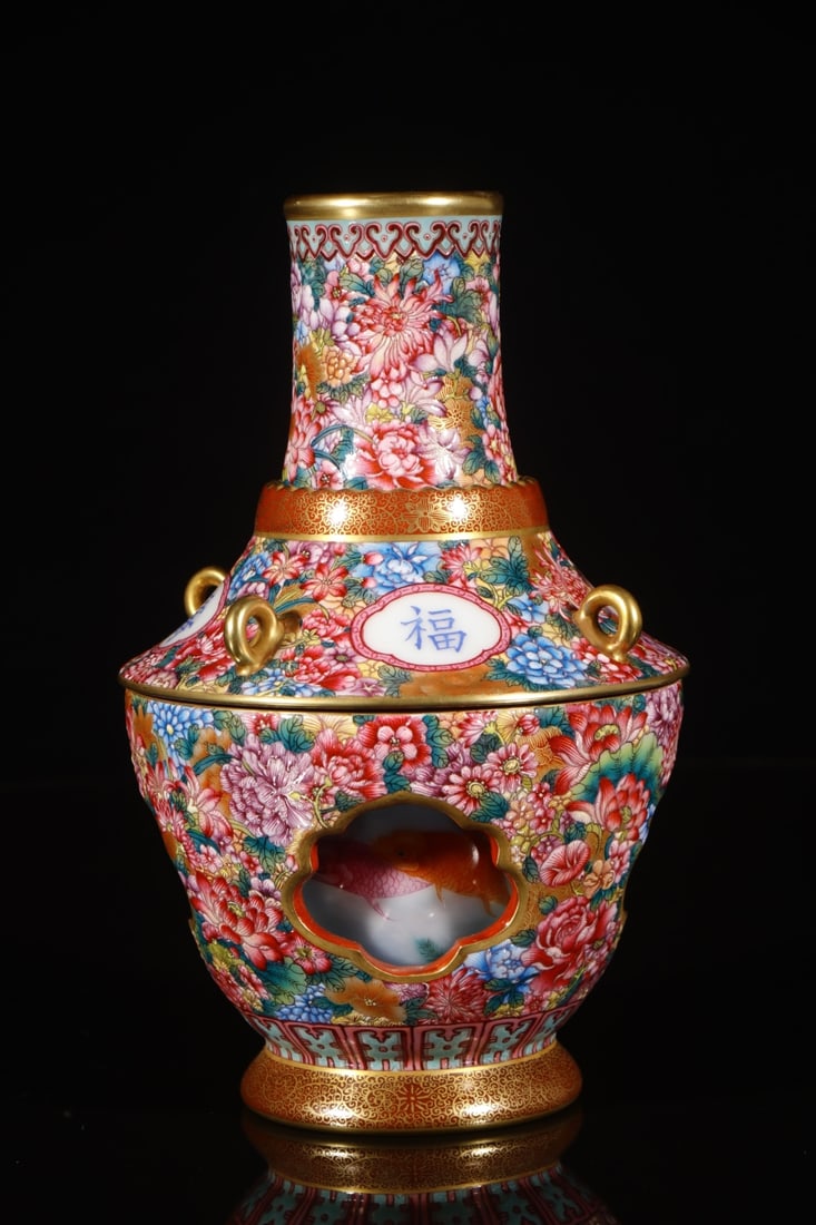 An Exquisite Enamel Flower Pattern Vase: An Exquisite Enamel Flower Pattern Vase,Qing Dynasty,China,Qianlong Four-character Mark,Size:9.1inx7.5in 珐琅彩花卉纹瓶,中国清代,È