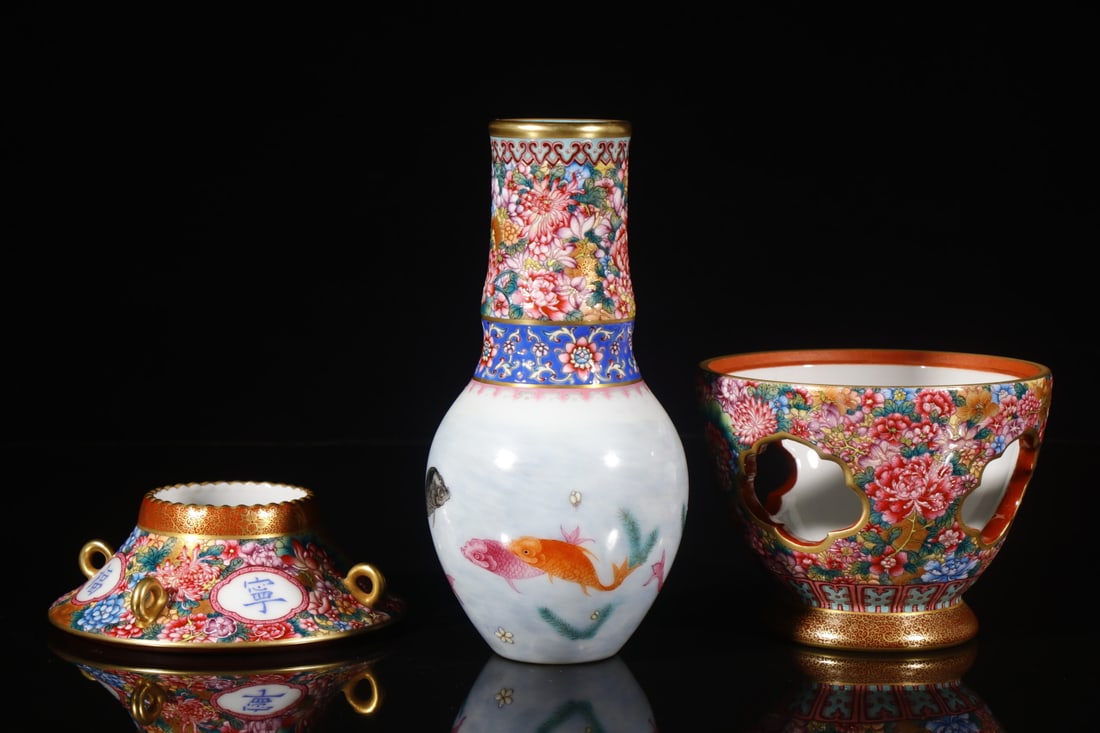 An Exquisite Enamel Flower Pattern Vase - 5