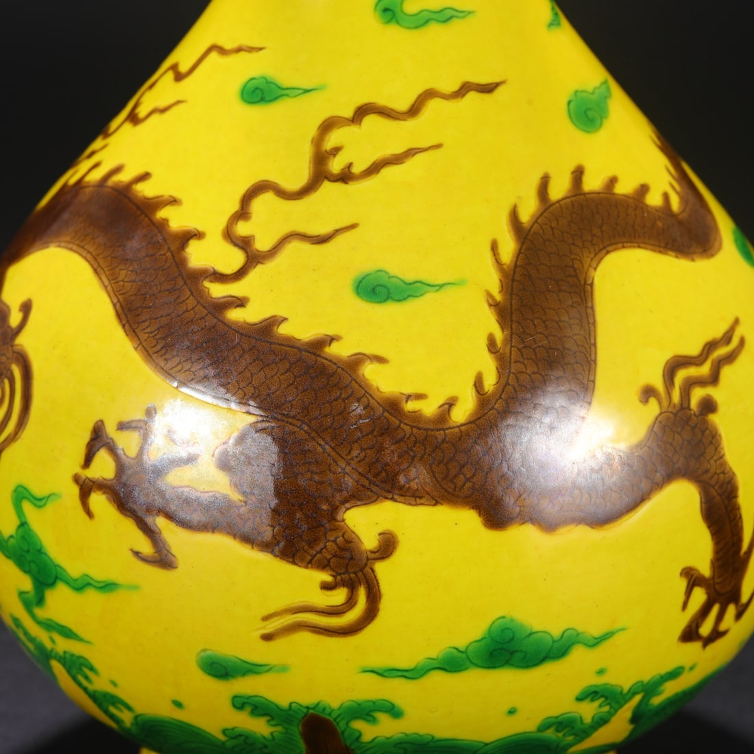 An Exquisite Biscuit Auspicious Cloud and Dragon Pattern Vase - 7