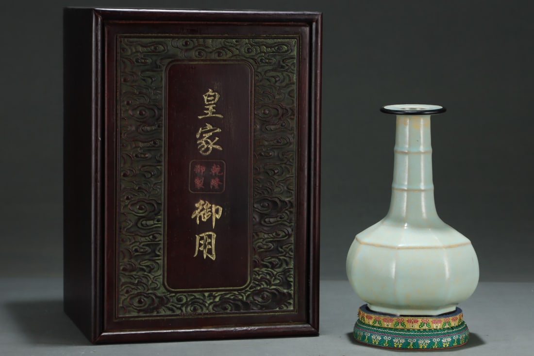 An Exquisite Ru yao Vase,with an Imperial Poem by Emperor Qianlong: An Exquisite Ru yao Vase,with an Imperial Poem by Emperor Qianlong,Song Dynasty,China,Size:8.7inx6in 