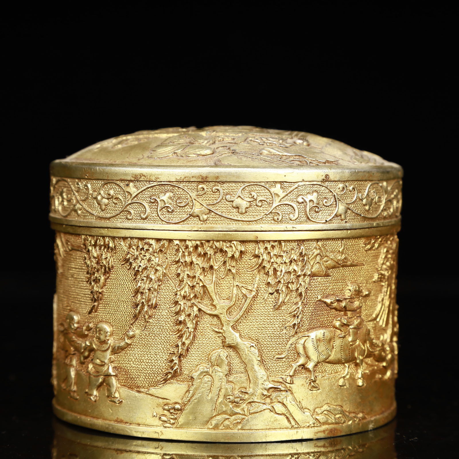 An Exquisite Gilt Bronze Landscape and Figure Pattern Cover Box - 6