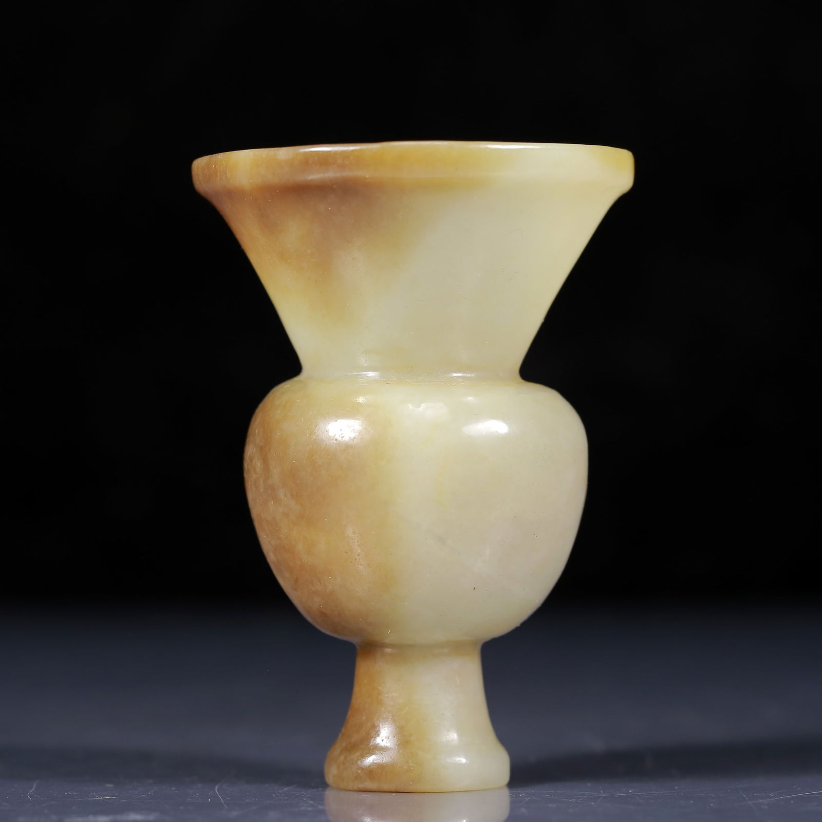 An Exquisite Greenish-White Jade Vase: An Exquisite Greenish-White Jade Vase,Qing Dynasty, China,Size:2.4inx3.3in,Weight:95g 青白玉瓶，清代