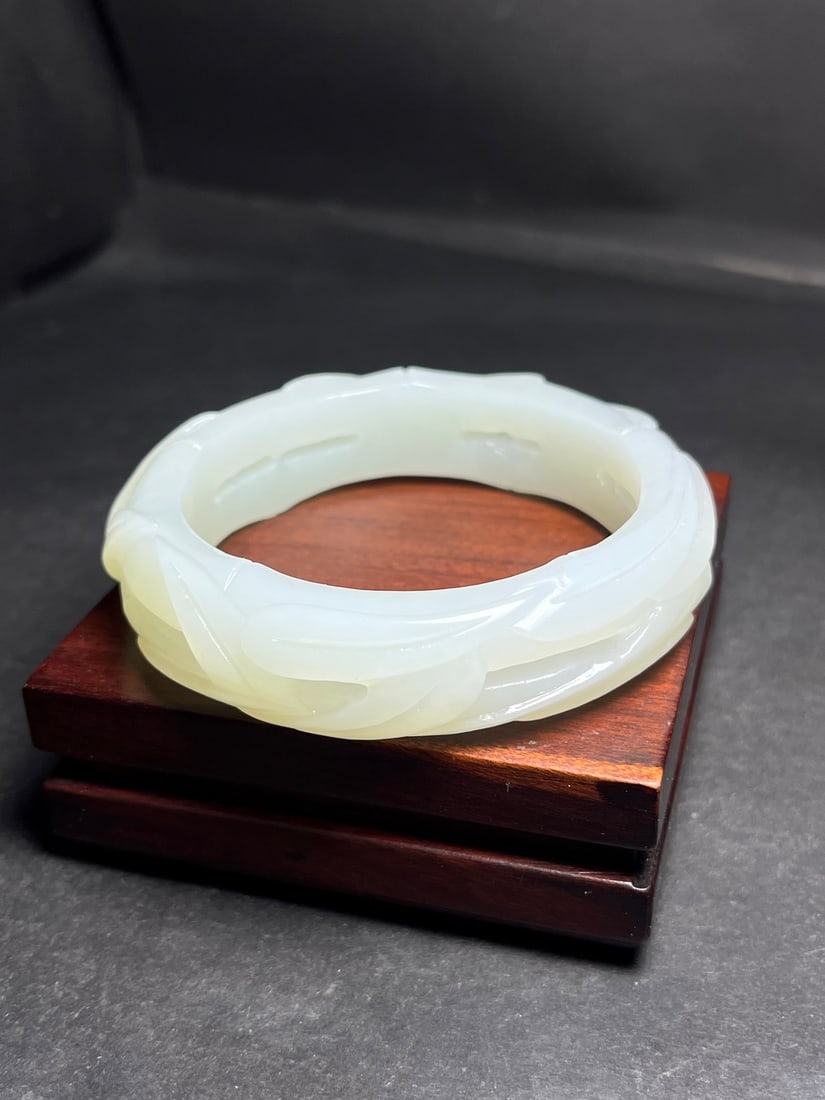 An Exquisite White Jade Bamboo Pattern Bracelet: An Exquisite White Jade Bamboo Pattern Bracelet,Qing Dynasty,China,Size:2.4inx0.7in,Weight:80g 白玉竹纹手镯,中国清代