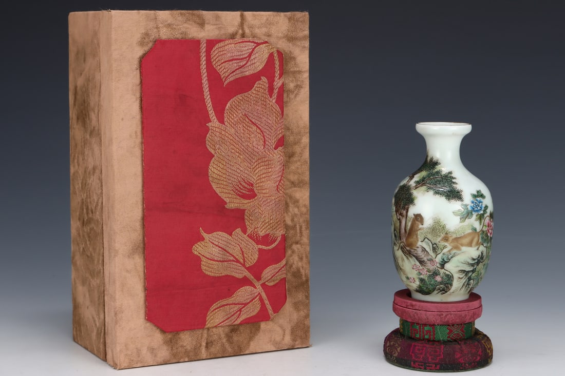 An Exquisite Enamel Animal Pattern Vase: An Exquisite Enamel Animal Pattern Vase,Qing Dynasty,China,Yongzheng Four-character Mark,Size:4.7inx2.6in 珐琅彩动物纹瓶,中国清代,&