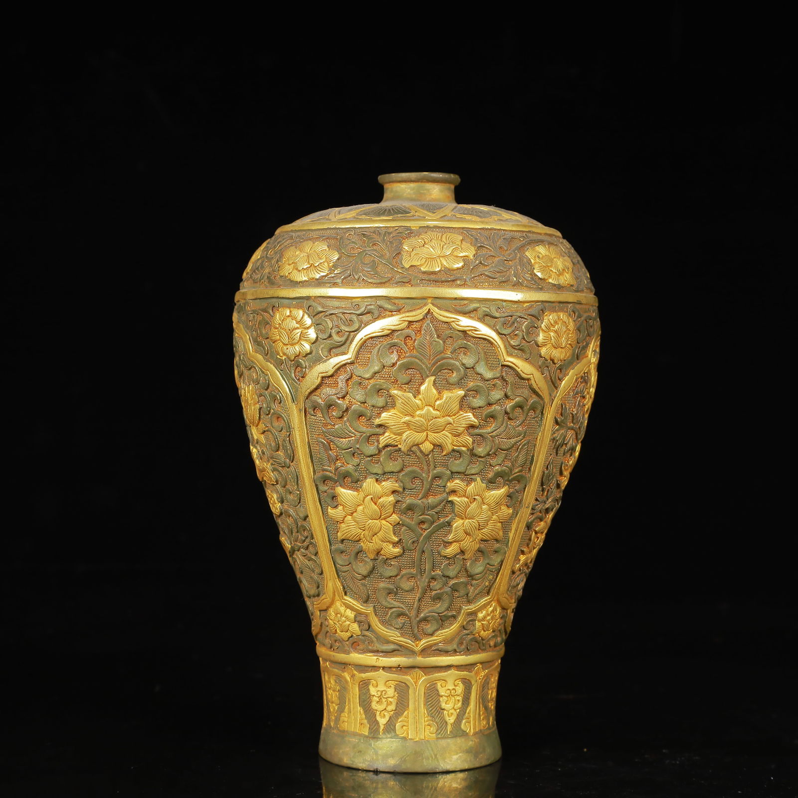An Exquisite Gilt Silver Flower Pattern Vase - 3