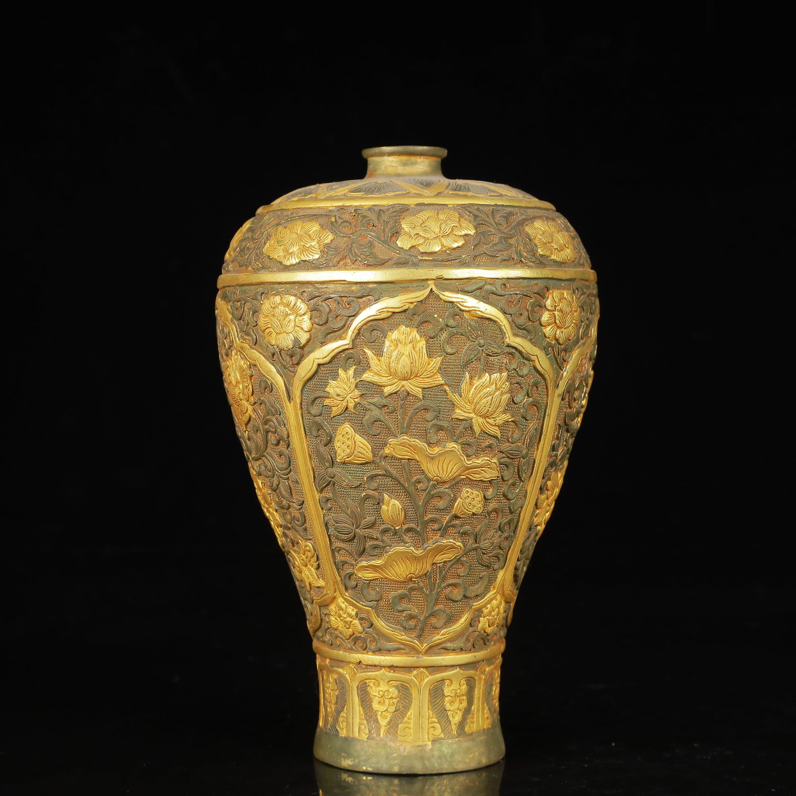 An Exquisite Gilt Silver Flower Pattern Vase - 4