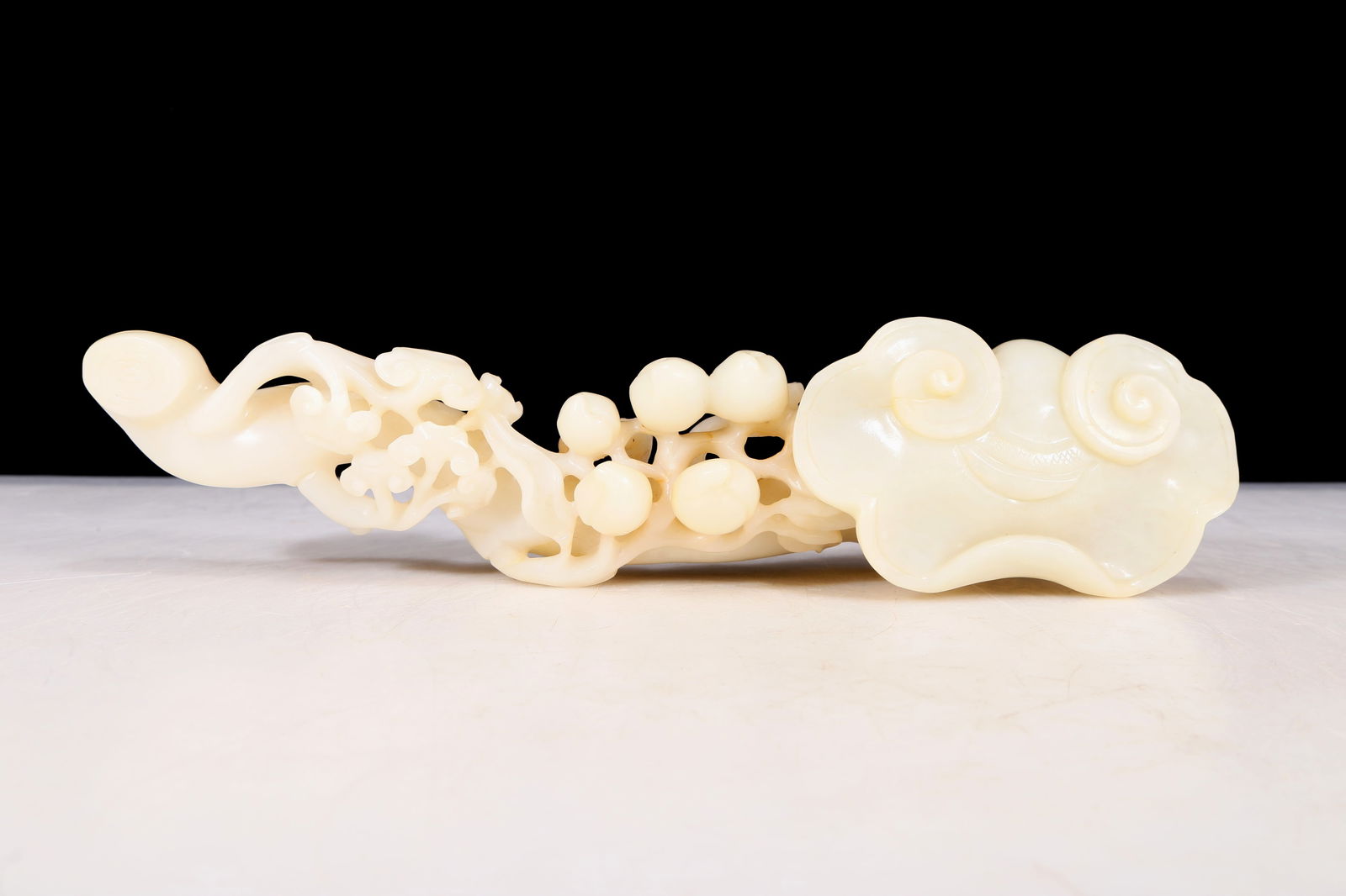 An exquisite Ganoderma jade Ruyi: An exquisite jade with Ganoderma lucidum pattern Ruyi,Qing Dynasty, China, jade exhibits delicate, delicate, warm and lustrous qualities. The craftsmanship is flawless, the design is exquisite, and