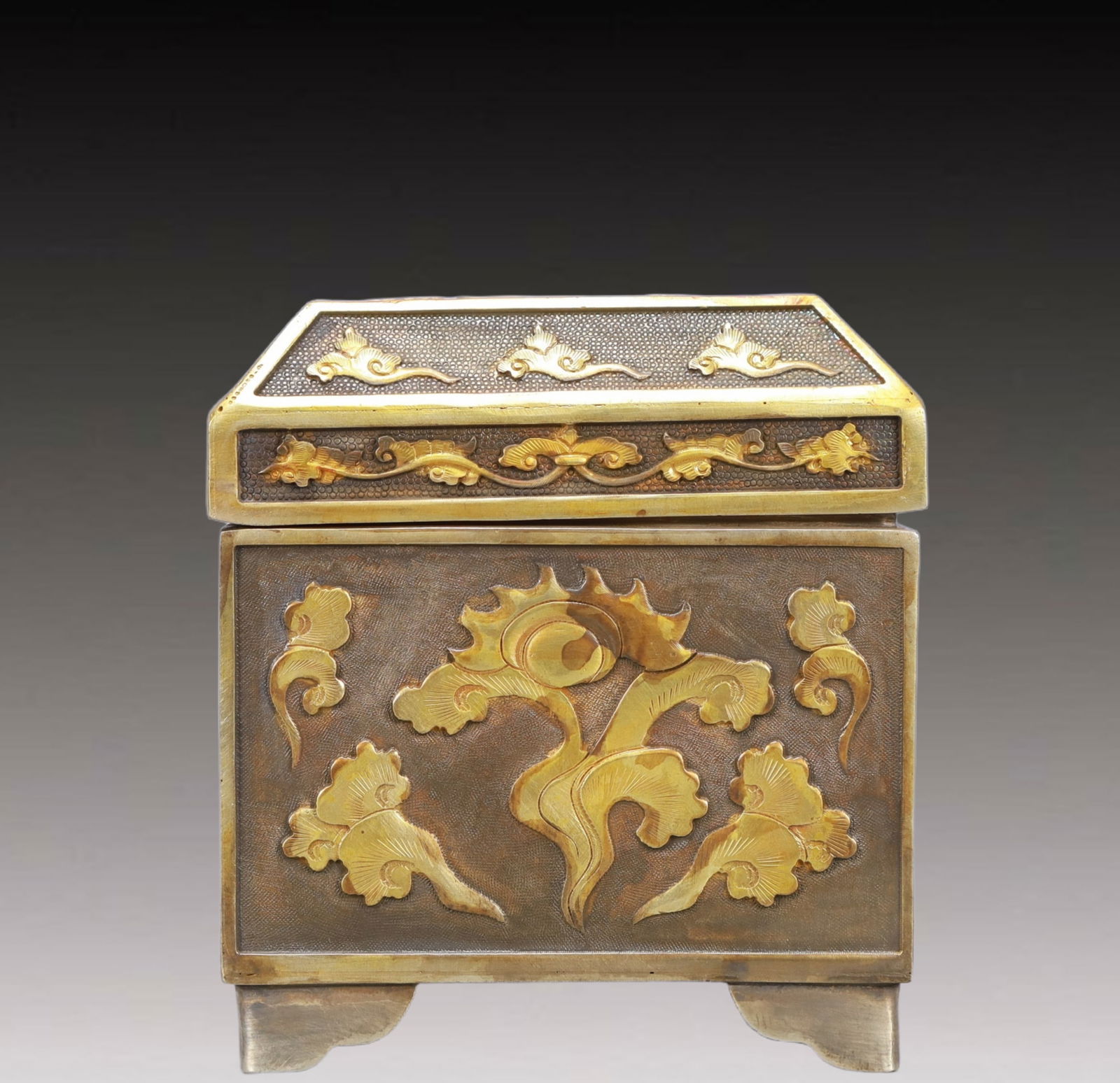 A Rare Gilt Silver Figure Pattern Cover Box - 10