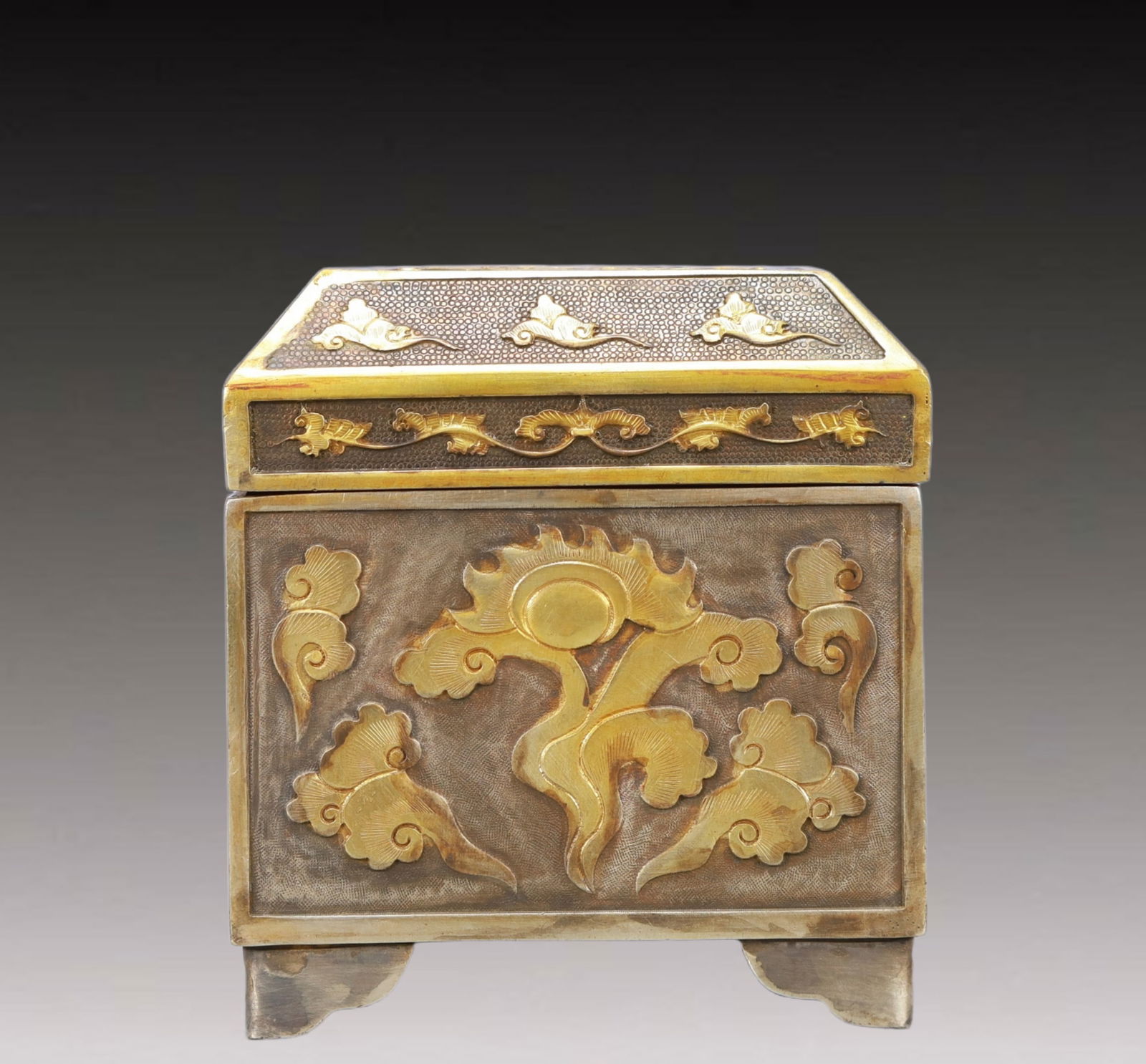 A Rare Gilt Silver Figure Pattern Cover Box - 12